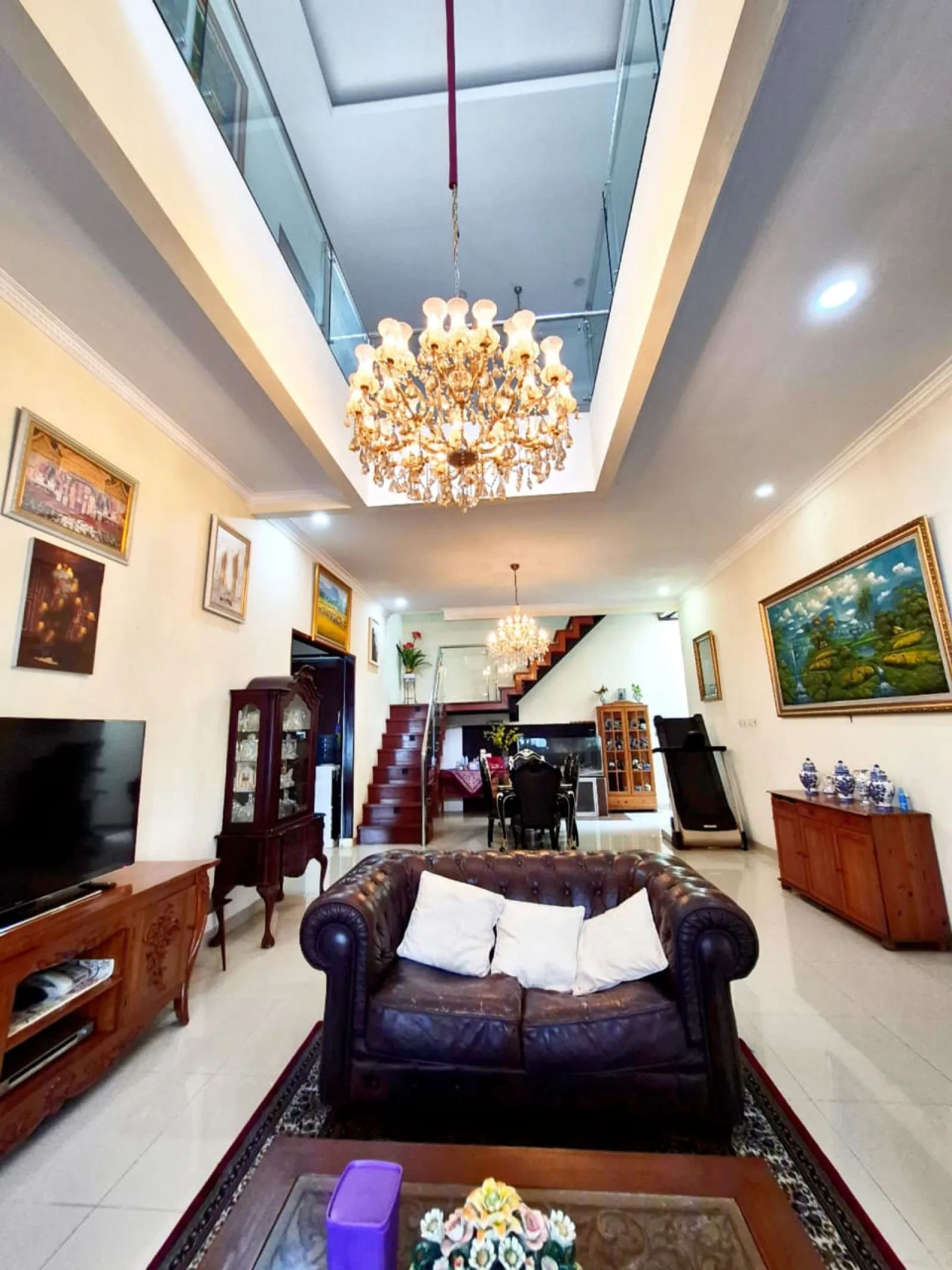 Rumah Dijual di Kucica, 2 Lantai dengan 5+1 Kamar Tidur, LT 255 m² dan SHM