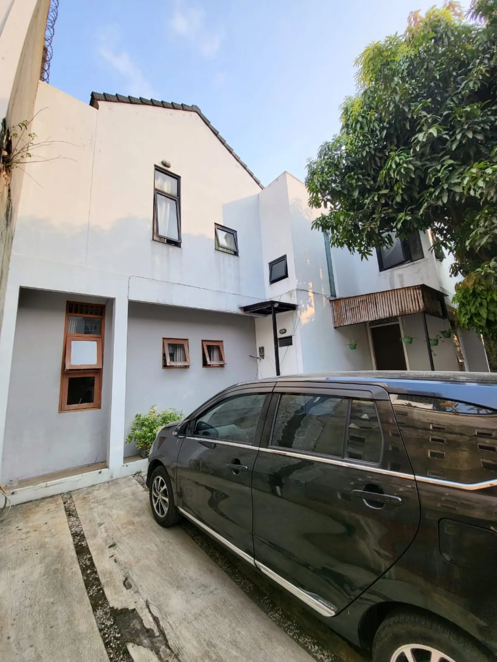 Rumah 2 Lantai di Sektor 9 LT 227 m², LB 290 m², 3+1 KT, 3+1 KM – Rp 3,7 Miliar Nego