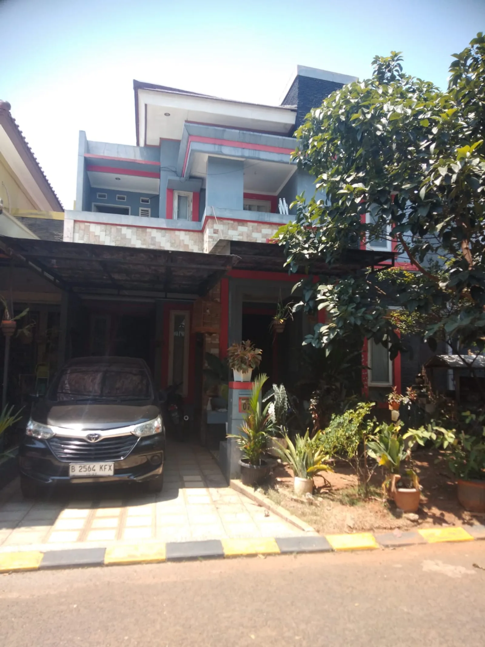 Rumah Dijual di Cluster Valencia, 2 Lantai dengan 5 Kamar Tidur dan SHM