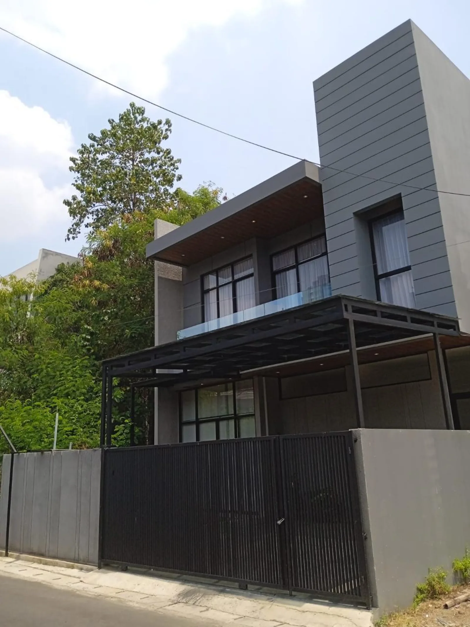 Rumah Luas di Cilandak dengan 3+1 Kamar Tidur dan Listrik 11.000 Watt