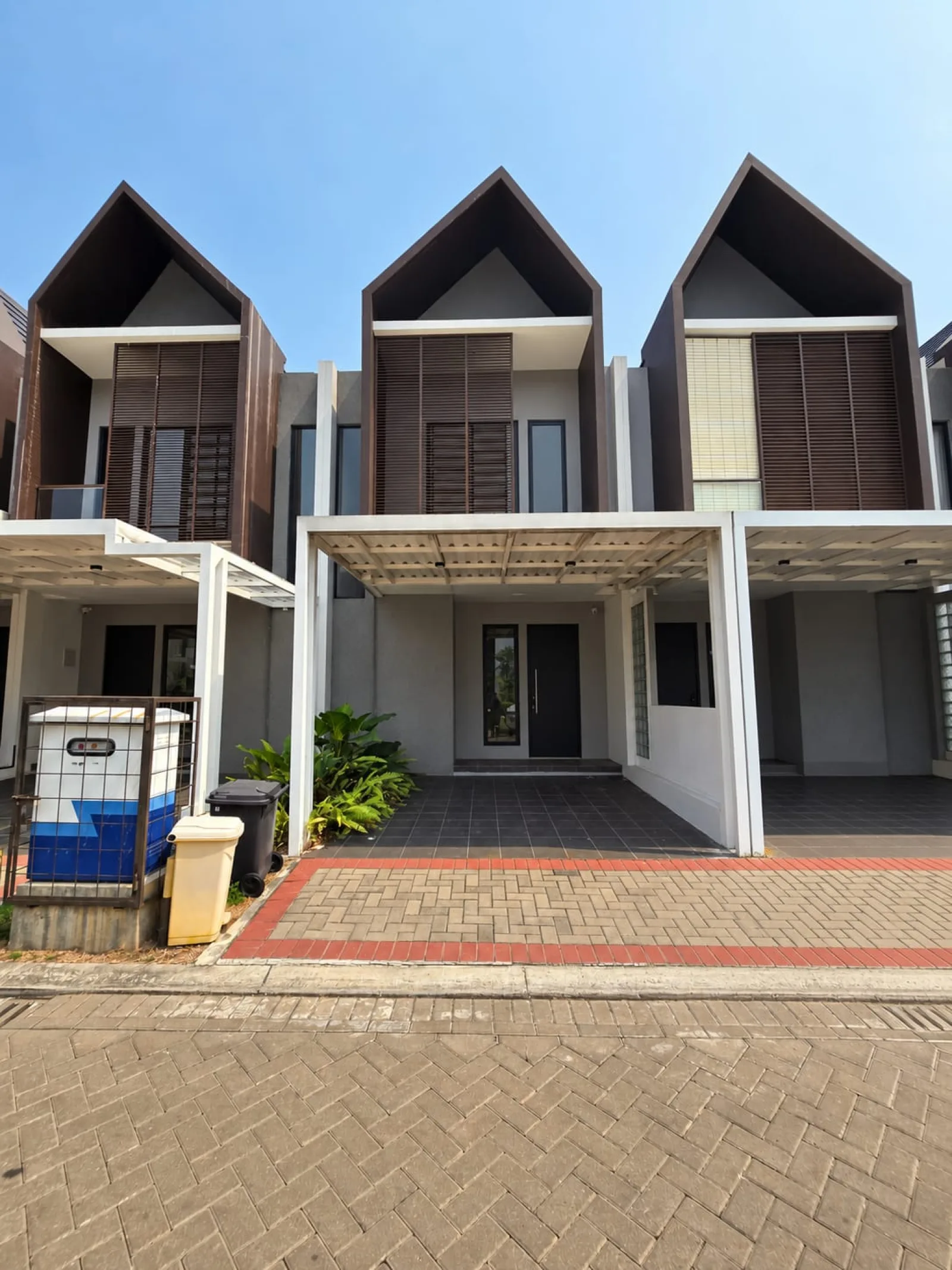 Rumah Dijual di Graha Raya, 2 Lantai dengan 2+ Kamar Tidur dan AC