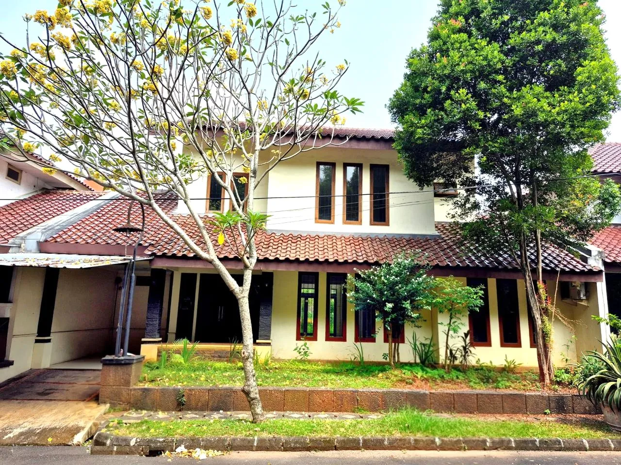 Rumah Dijual di Bintaro Sektor 8, 2 Lantai dengan Halaman Luas dan SHM