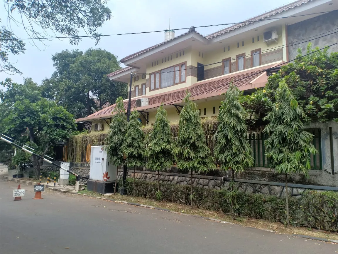 Rumah 2 lantai di kawasan Bintaro Sektor 2 dengan lahan yang sangat luas