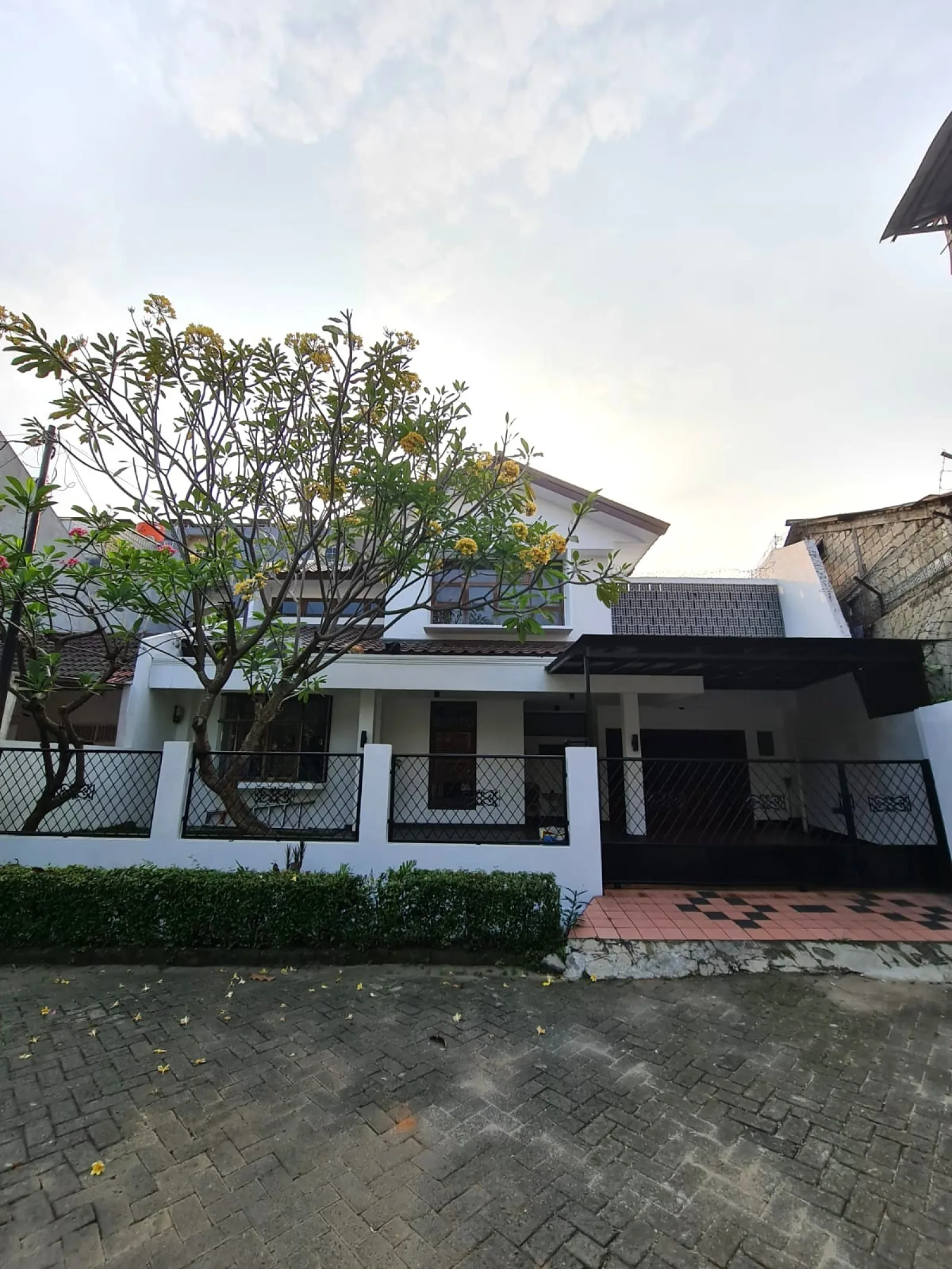 Rumah Disewakan di Bintaro Sektor 5, 2 Lantai Luas dengan Taman Belakang