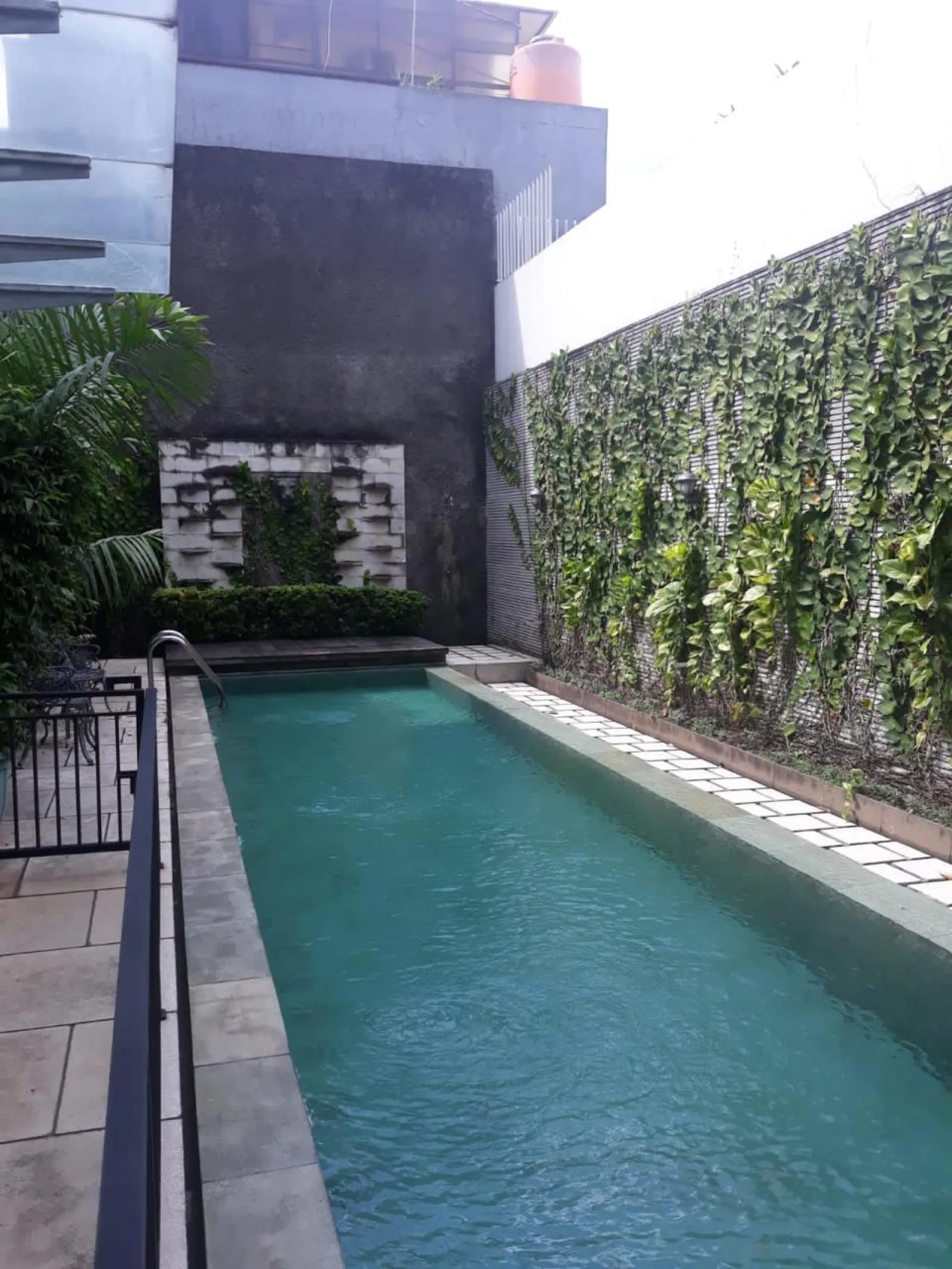 Rumah Mewah Dijual di Bintaro Sektor 7, 2 Lantai dengan Kolam Renang SHM