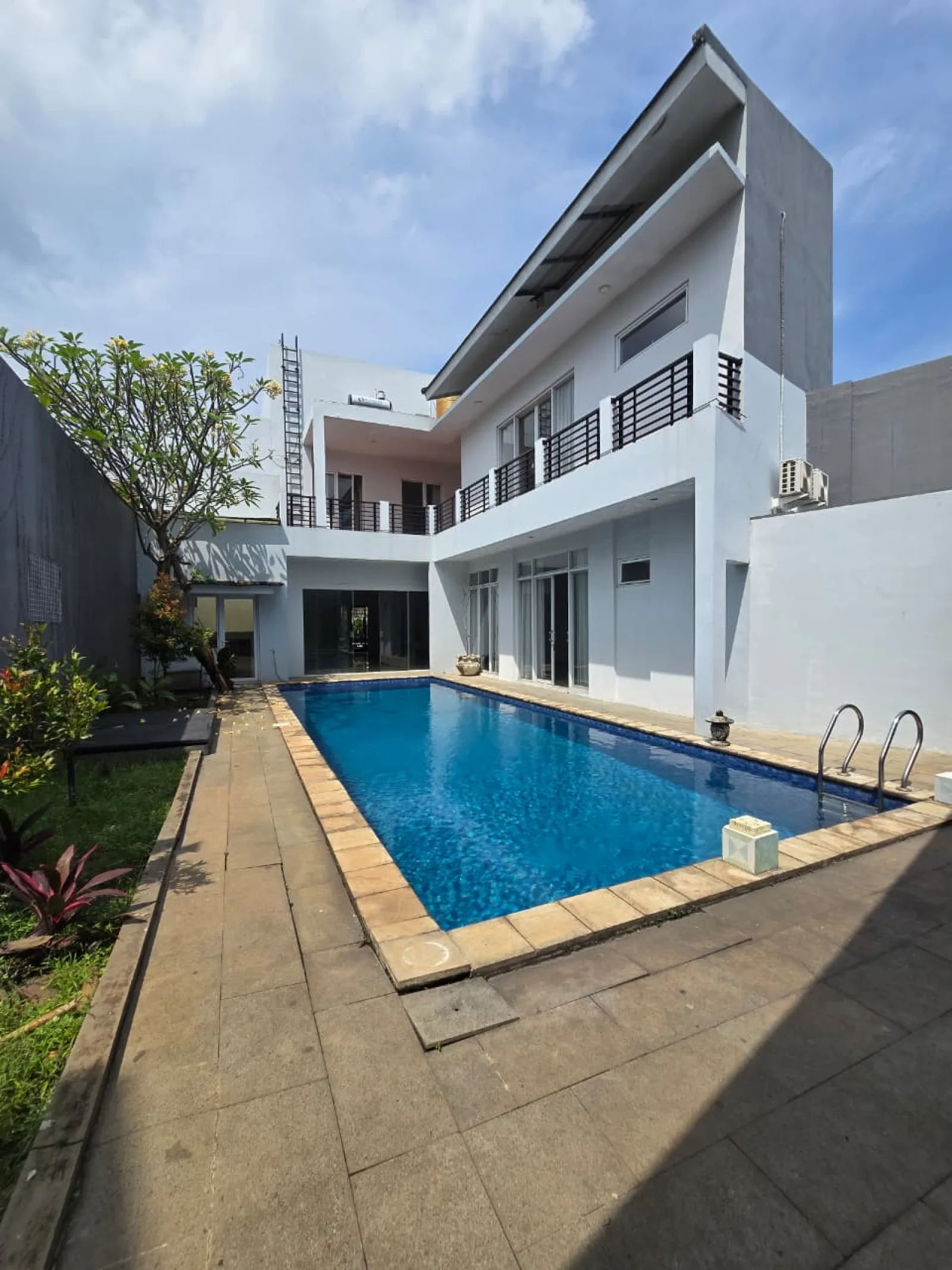 Rumah Disewakan di Bintaro Sektor 7 dengan Kolam Renang SHM