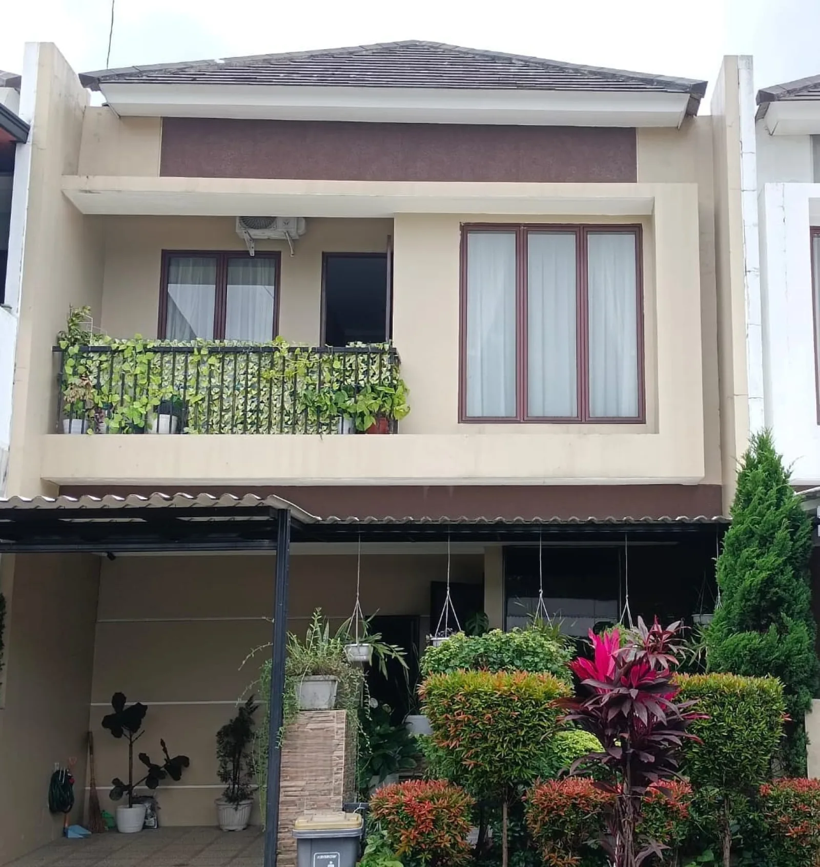 Rumah Dijual di Graha Raya, 2 Lantai Nyaman Siap Huni SHM