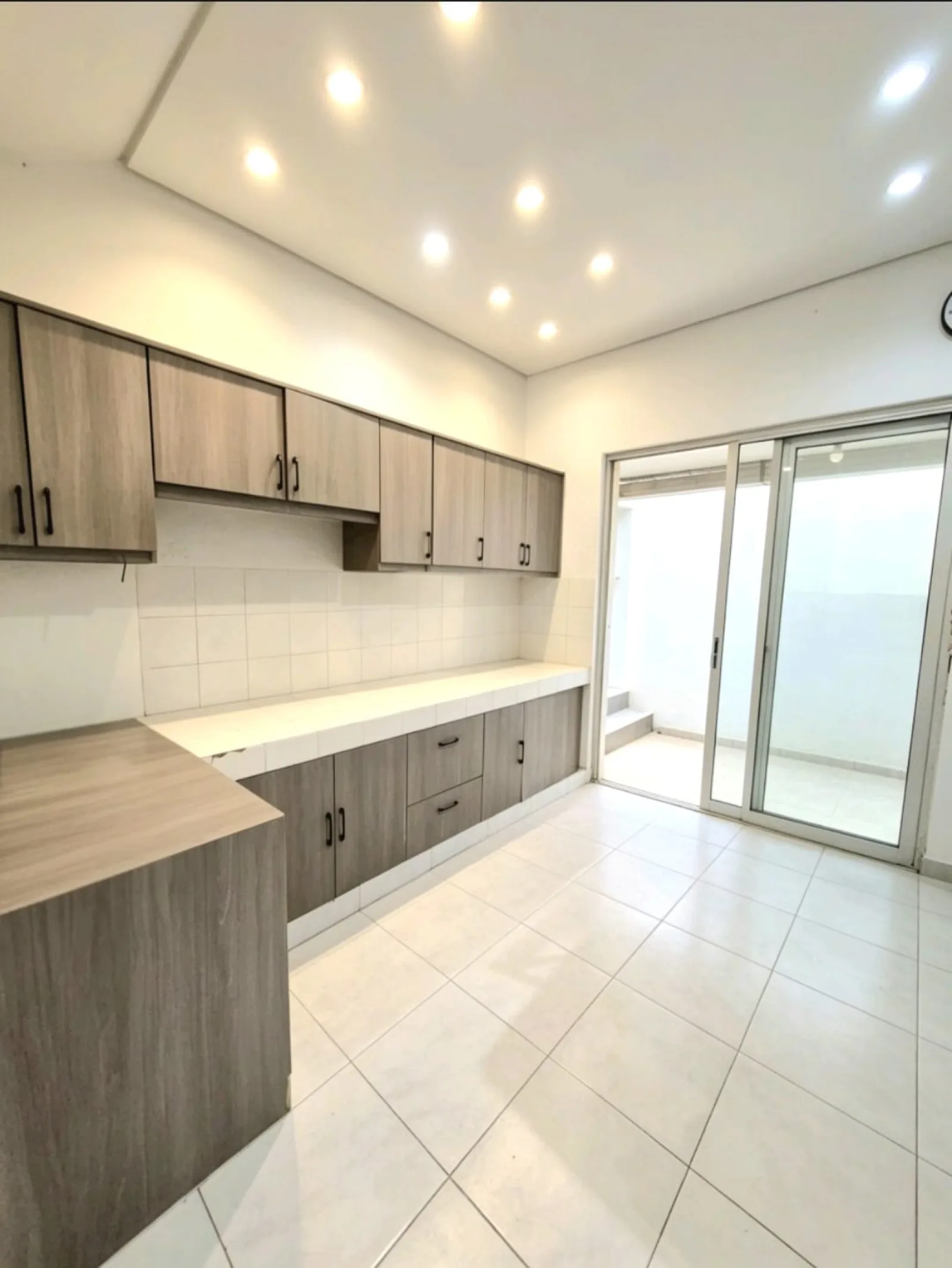 Rumah Dijual di Emerald Bintaro, 2 Lantai Siap Huni dengan Kitchen Set dan SHM
