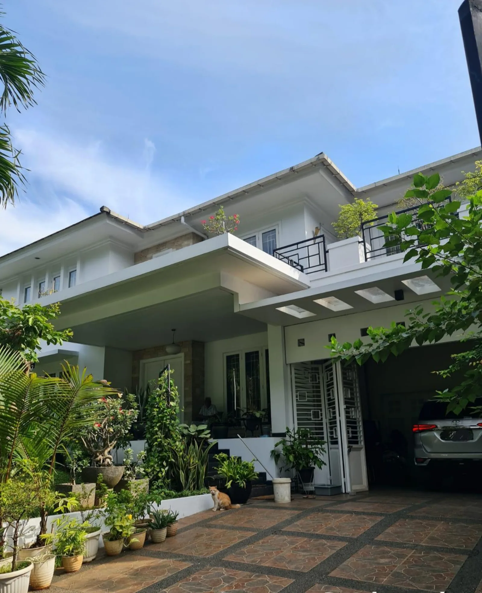 Rumah Mewah Dijual di Bintaro Sektor 7, Semi Furnished dengan SHM