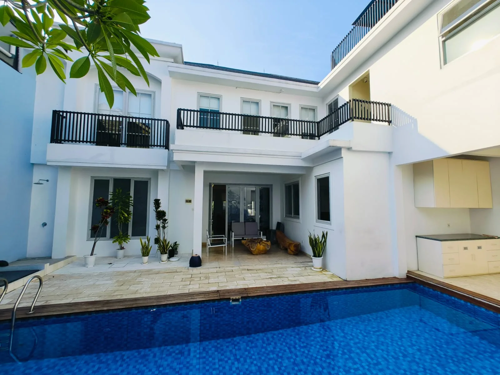 Rumah Mewah Dijual di Bintaro Sektor 7, Swimming Pool dan SHM