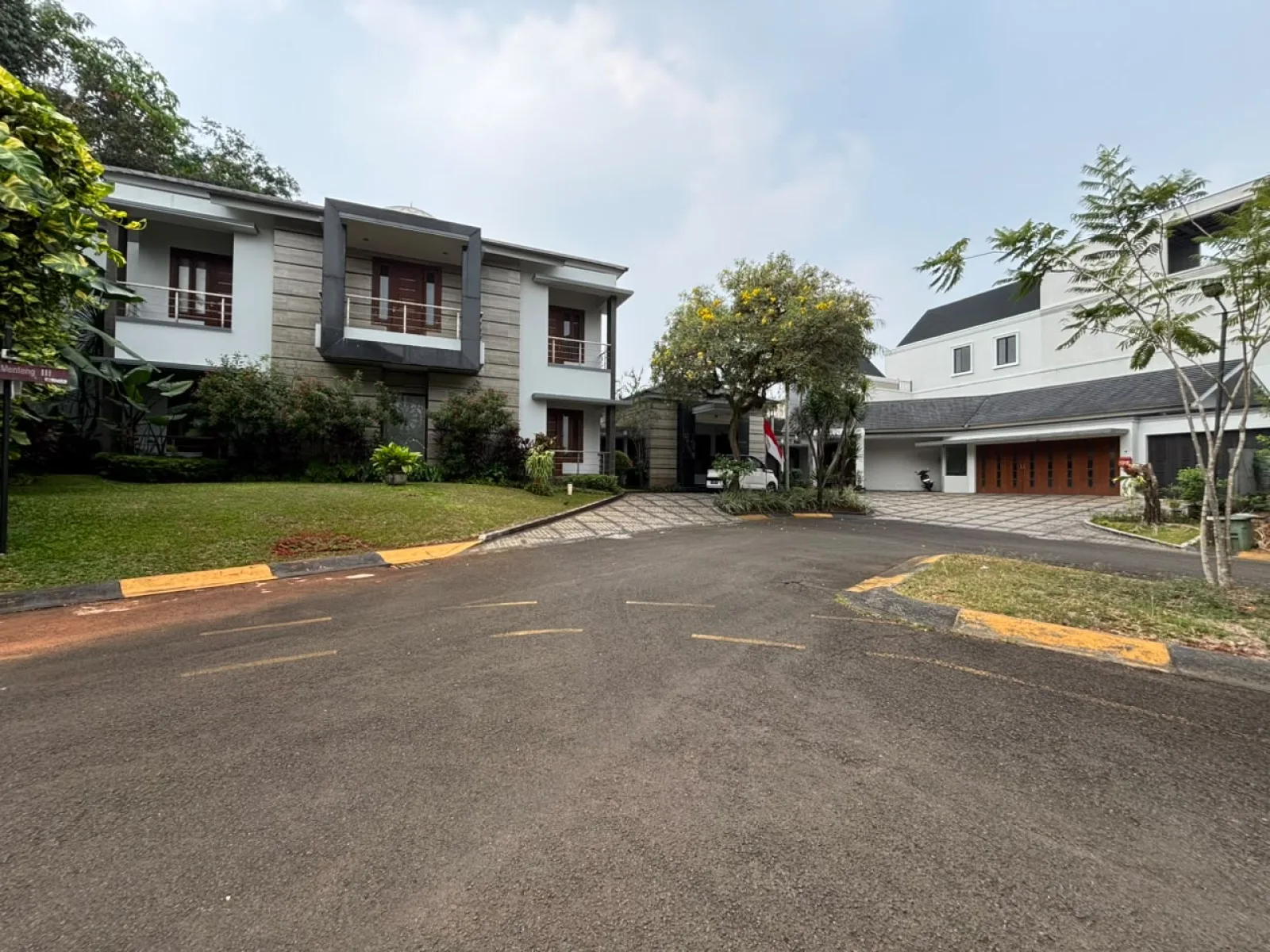 Rumah 2 Lantai di Sektor 7 LT 1.400 m², LB 900 m², 8 KT, 8 KM, Swimming Pool – Rp 29 Miliar Nego