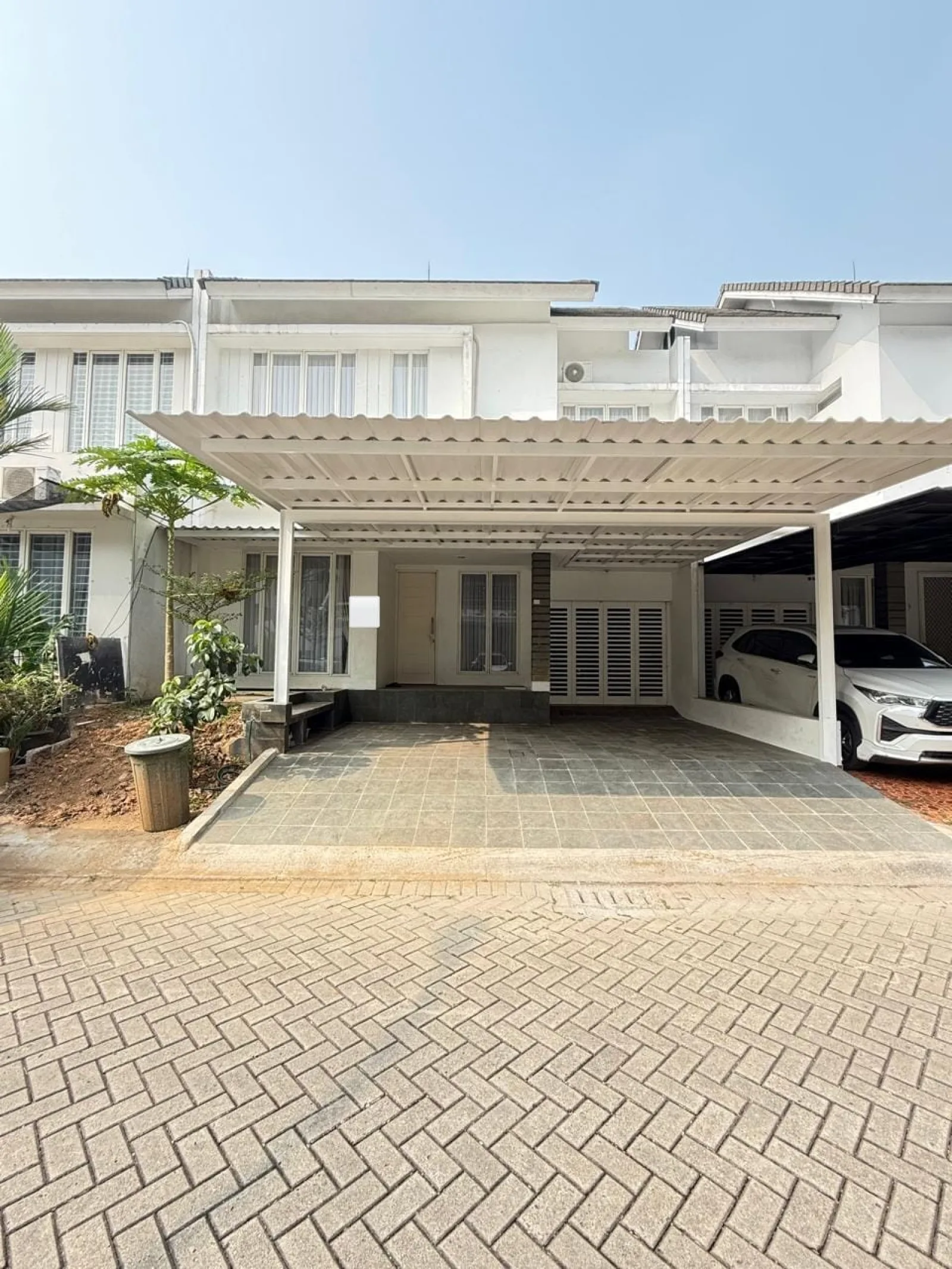 Rumah 2 Lantai di Sektor 9 LT 135 m², LB 150 m², 4+1 KT, 3+1 KM – Rp 3,9 Miliar Nego