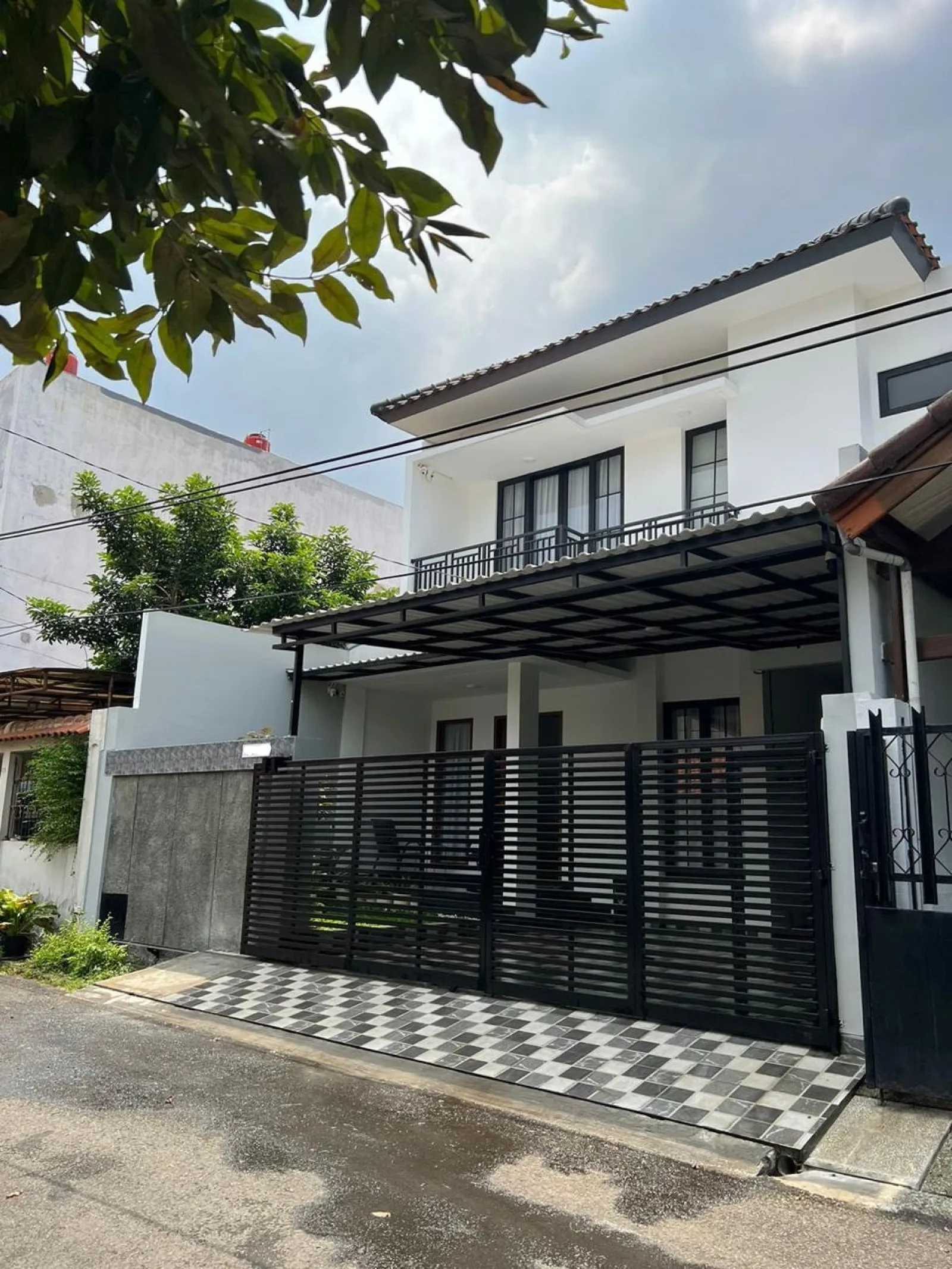 Rumah 2 Lantai di Sektor 1 LT 180 m², LB 200 m², 3+1 KT, Swimming Pool – Rp 5,8 Miliar Nego