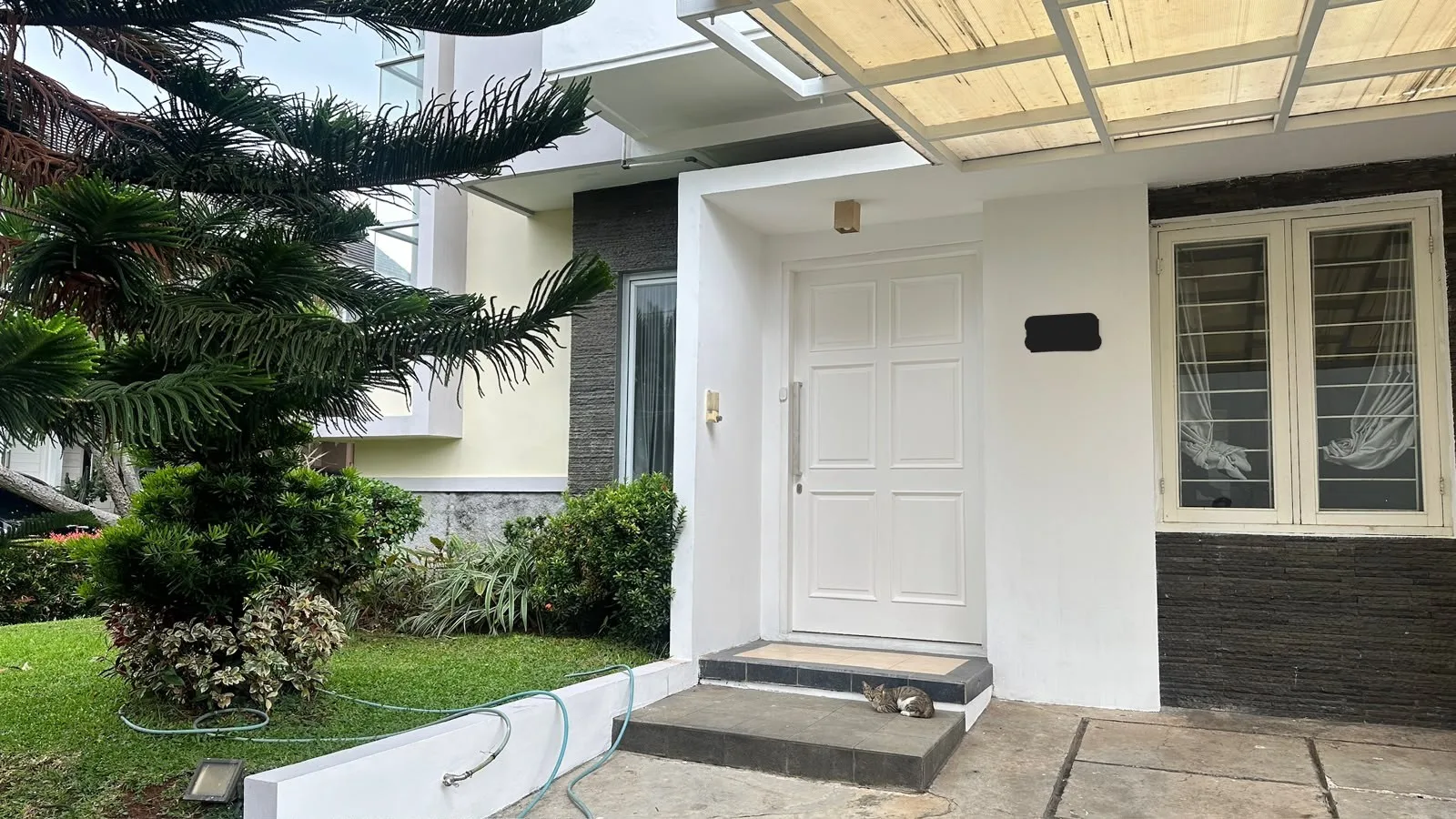 Rumah Disewakan di Sektor 9 Rp 120 Juta/Tahun, LT 176 m², 3+1 Kamar Tidur