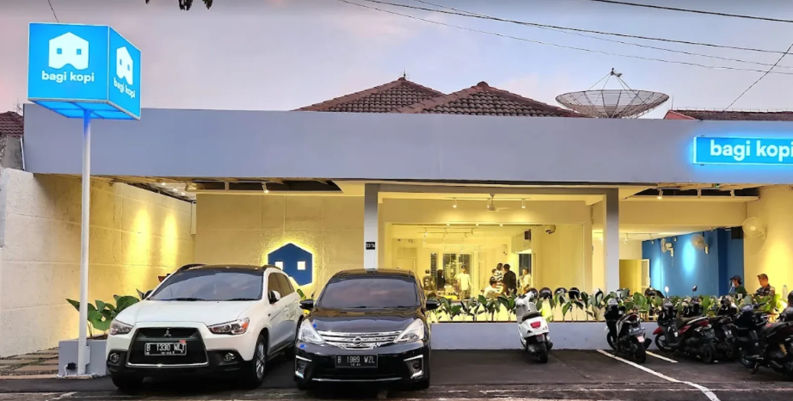Rumah Luas di Sektor 2 dengan Tanah 481 m² dan Carport 4 Mobil