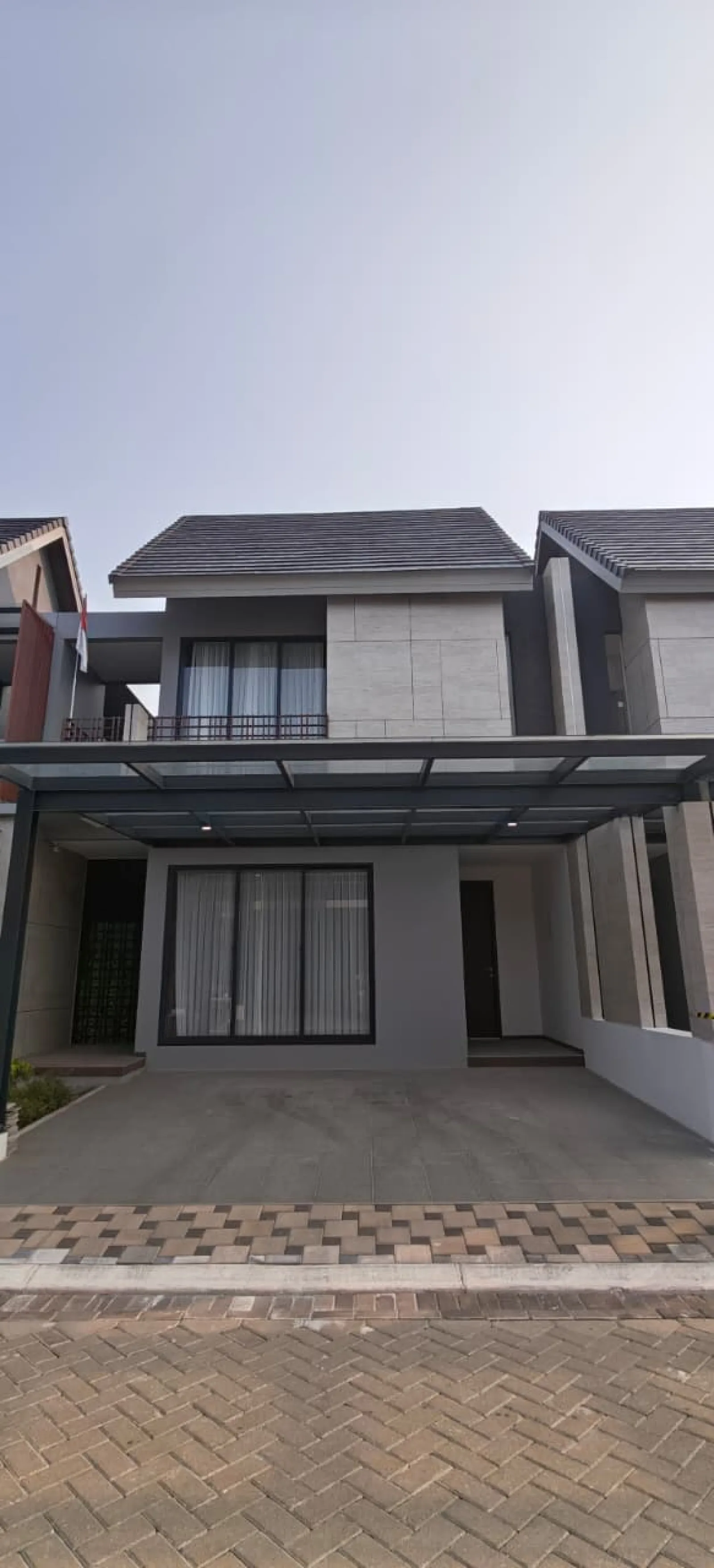 Rumah Disewakan di Botanica Bintaro, 2 Lantai dengan 5 Kamar Tidur