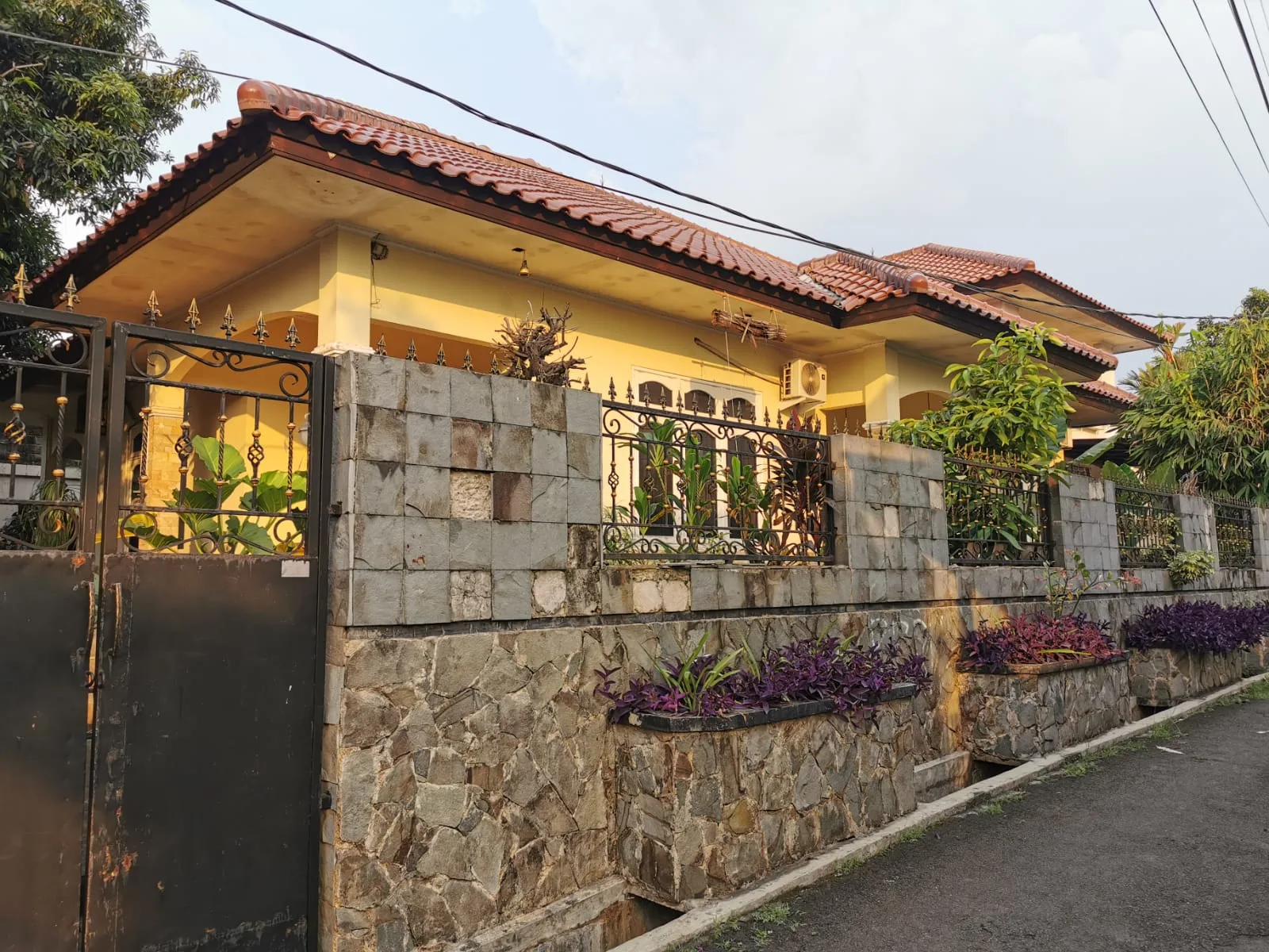 Rumah Dijual di Bintaro Sektor 3A, Rumah Hook dengan Lahan Luas dan Carport 3 Mobil