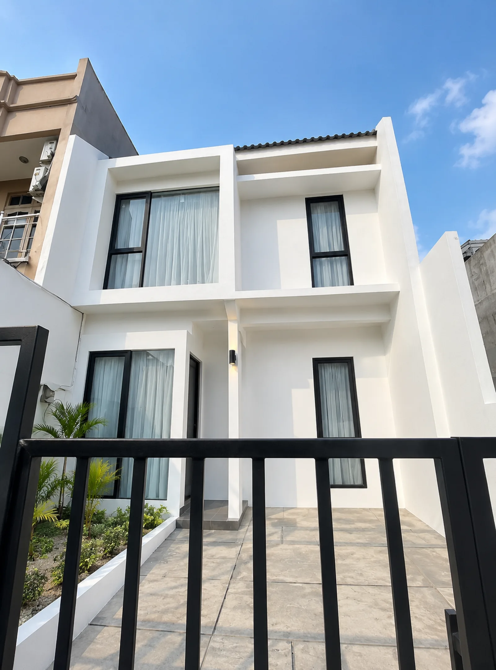 Rumah Dijual di Bintaro Sektor 5, 2 Lantai dengan 3+1 Kamar Tidur