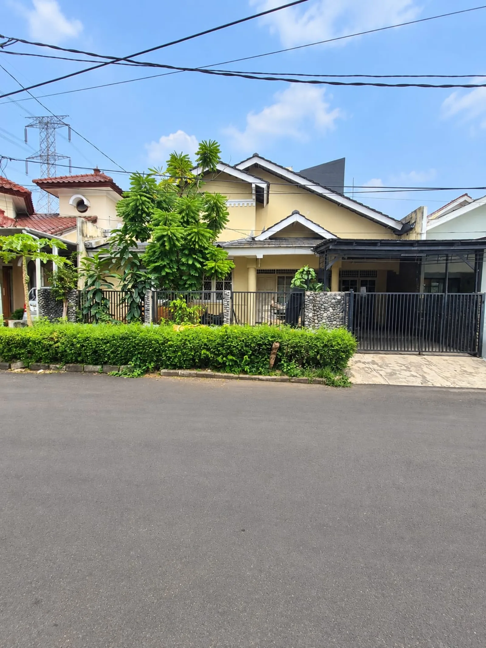 Rumah Nyaman di Sektor 9 dengan Halaman Luas dan Lokasi Strategis