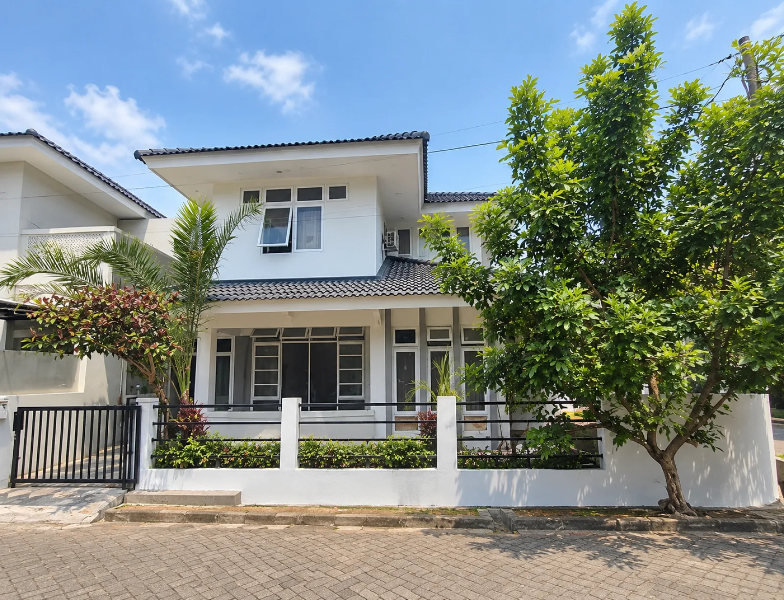 Rumah Dijual di Bintaro Sektor 9, 2 Lantai dengan 4+1 Kamar Tidur