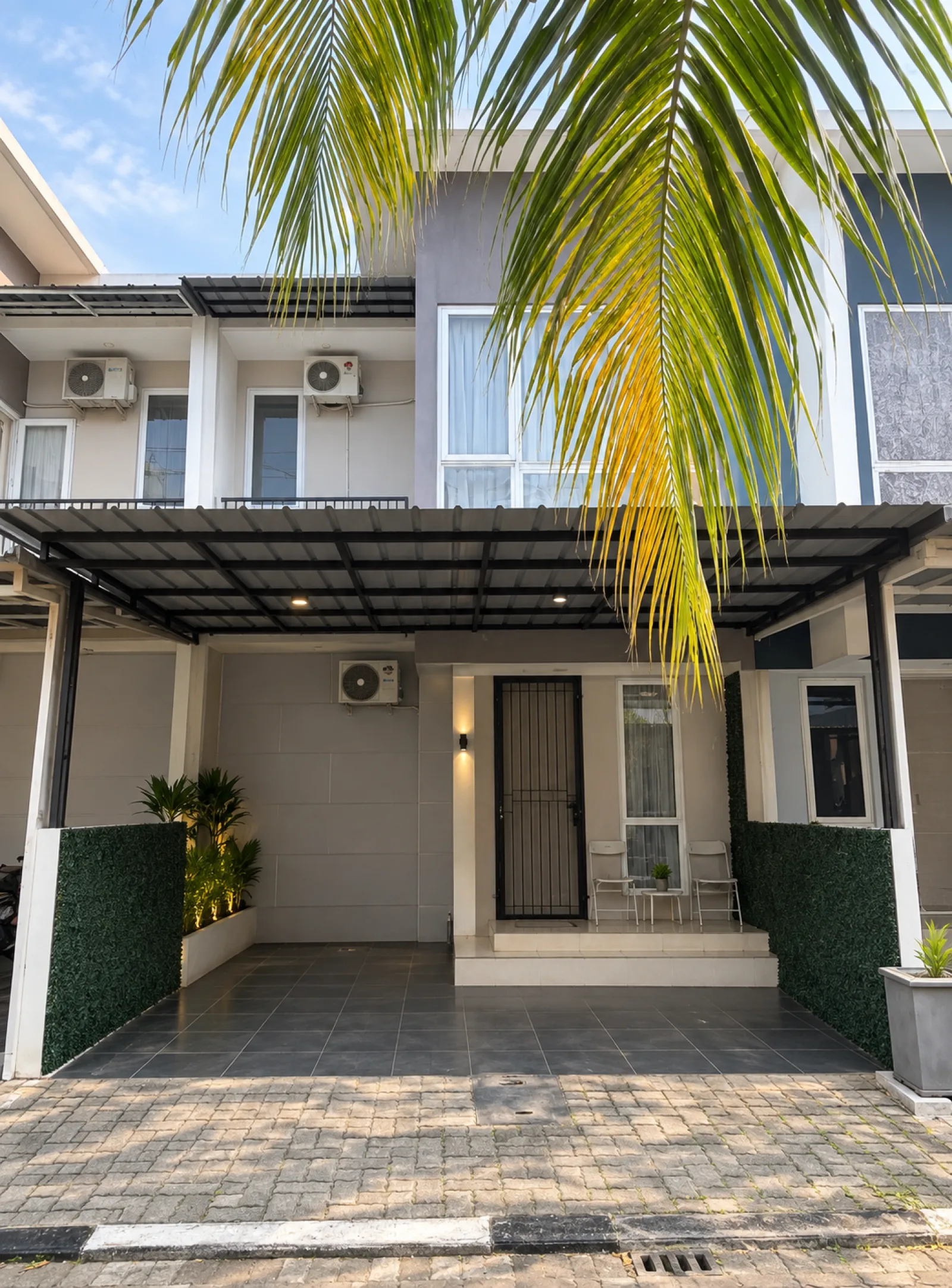Rumah Dijual di Graha Raya, 2 Lantai dengan Kitchen Set dan PPJB Siap AJB