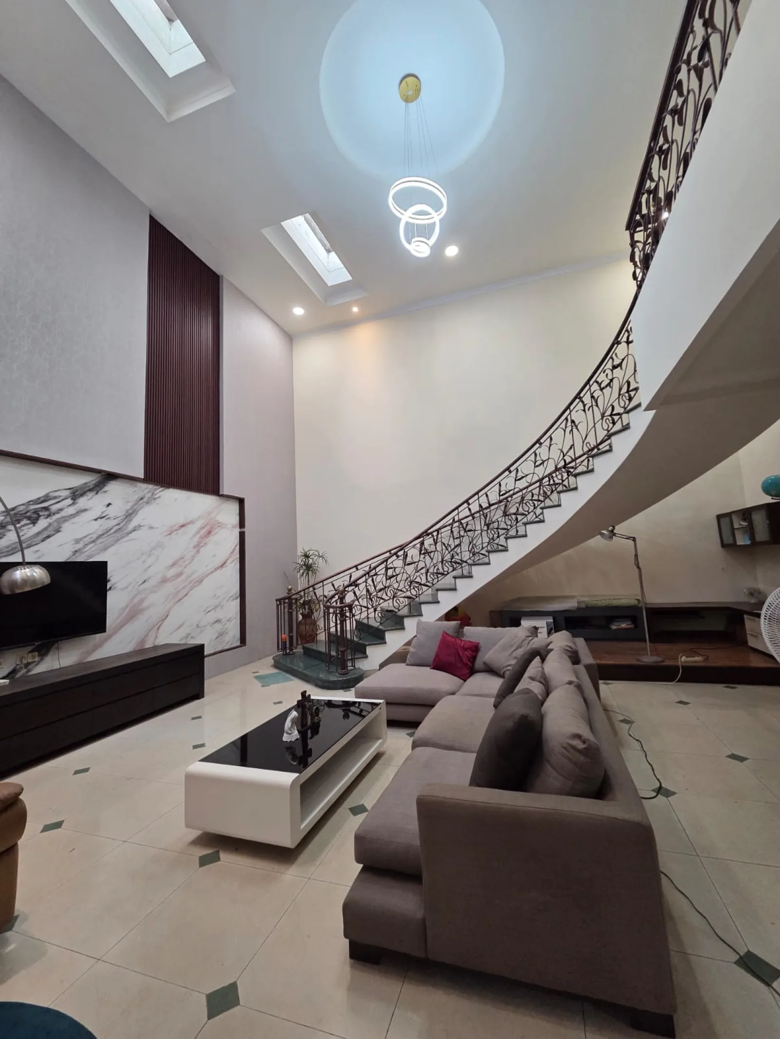 Rumah Mewah dengan Tanah Luas di Bintaro Sektor 9