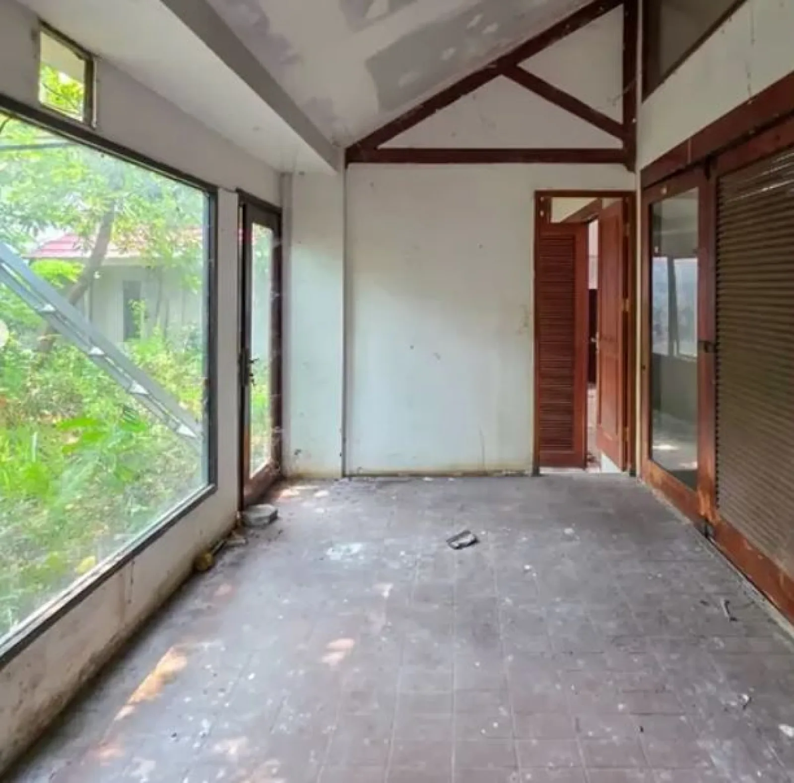 Rumah 1 Lantai di Bintaro Sektor 1 dengan Tanah 693 m² dan Carport 4 Mobil