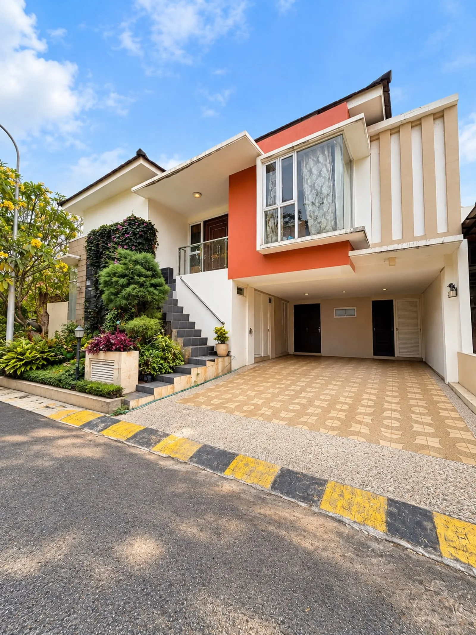 Rumah dengan Swimming Pool di Graha Raya, 4+1 Kamar Tidur dan Garasi 2 Mobil