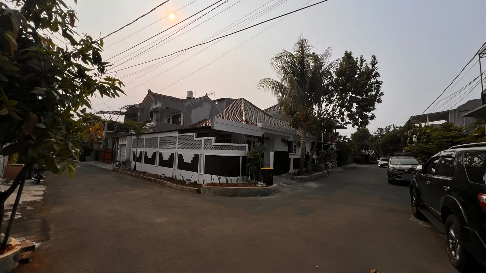 Rumah Hook di Villa Bintaro Indah dengan 4 Kamar Tidur dan Carport 3 Mobil
