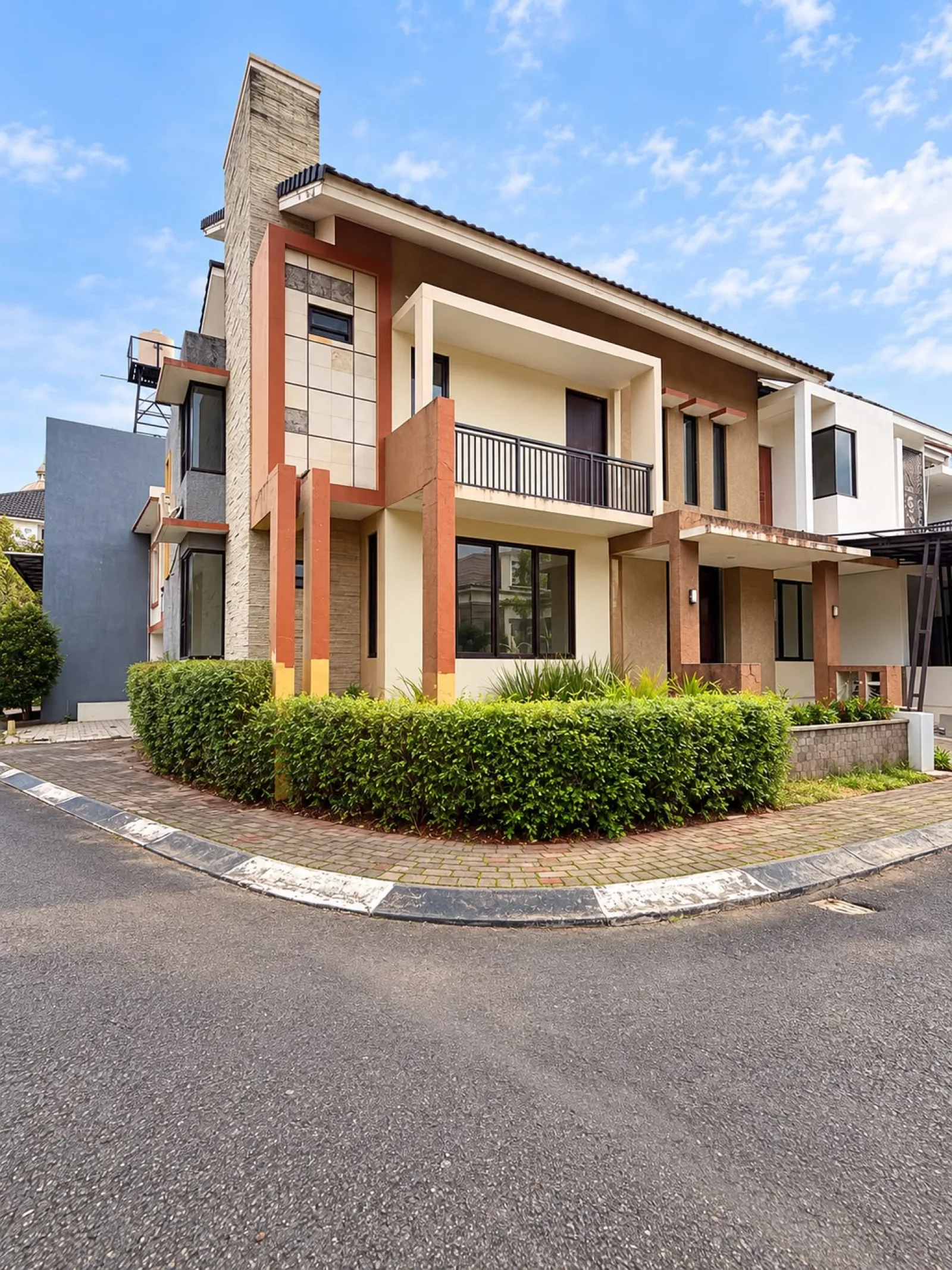 Rumah Luas di Graha Raya dengan 6+1 Kamar Tidur dan Bangunan 300 m²