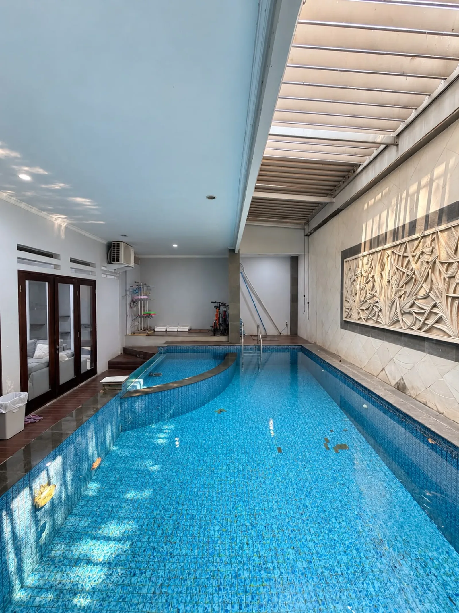 Rumah Mewah di Bintaro Sektor 9 dengan 6+1 Kamar Tidur dan Swimming Pool