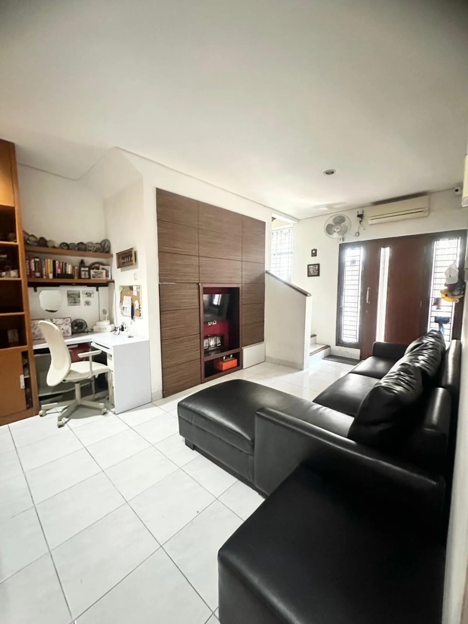 Rumah Nyaman di Emerald Bintaro dengan 3+1 Kamar Tidur dan 6 AC