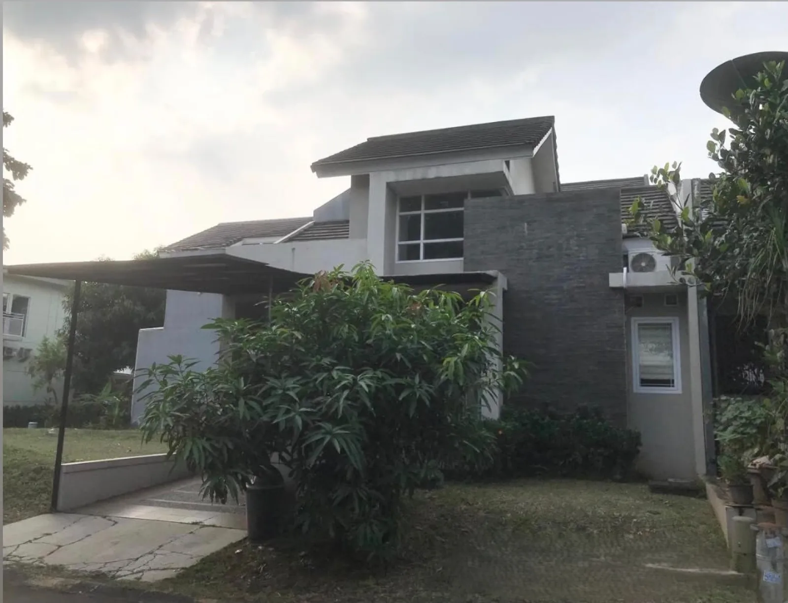 Rumah Nyaman di Bintaro Sektor 9 dengan 2 Kamar Tidur dan Canopy