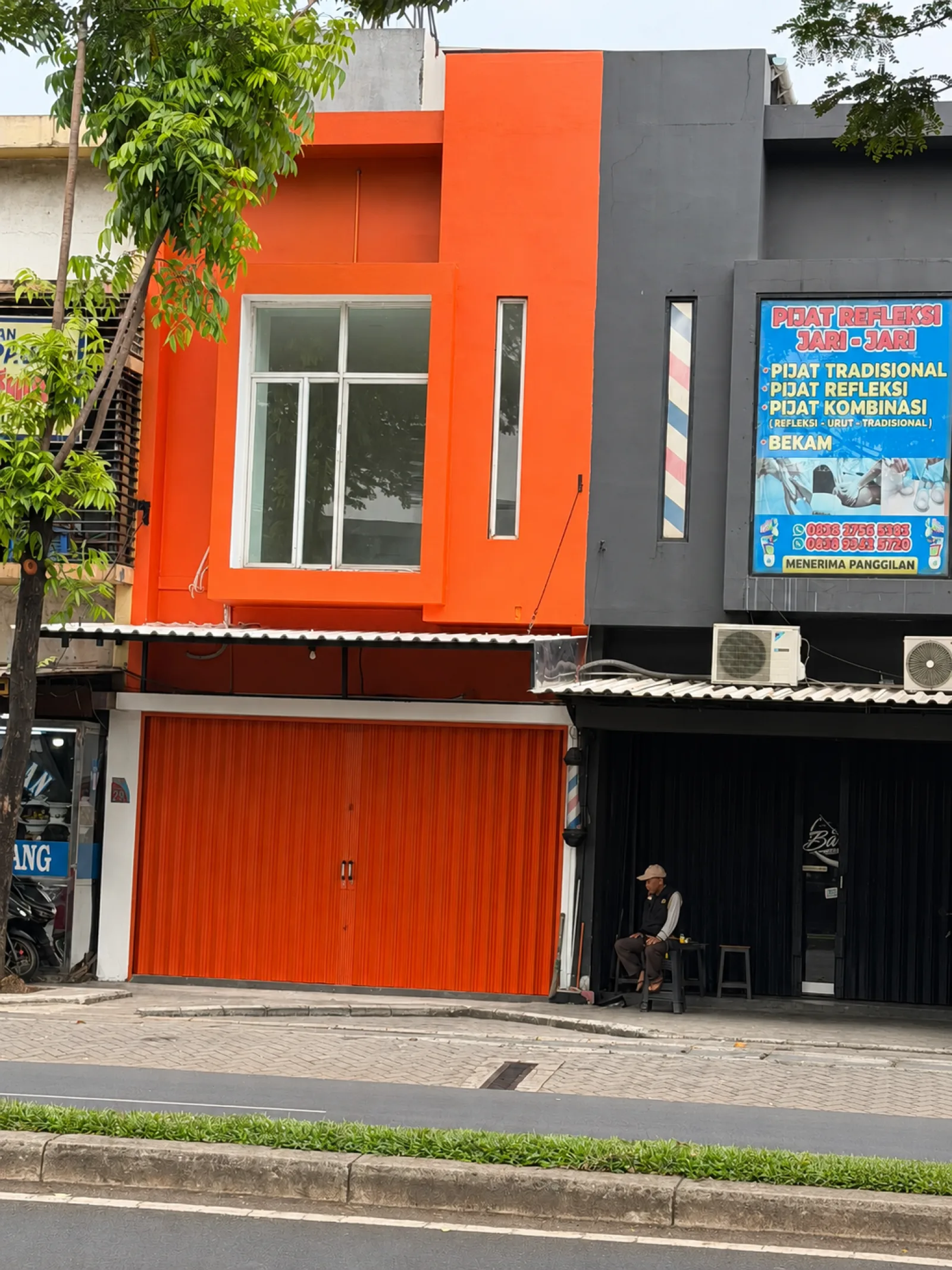 Ruko di Graha Bintaro dengan 2 Lantai dan Carport 3 Mobil