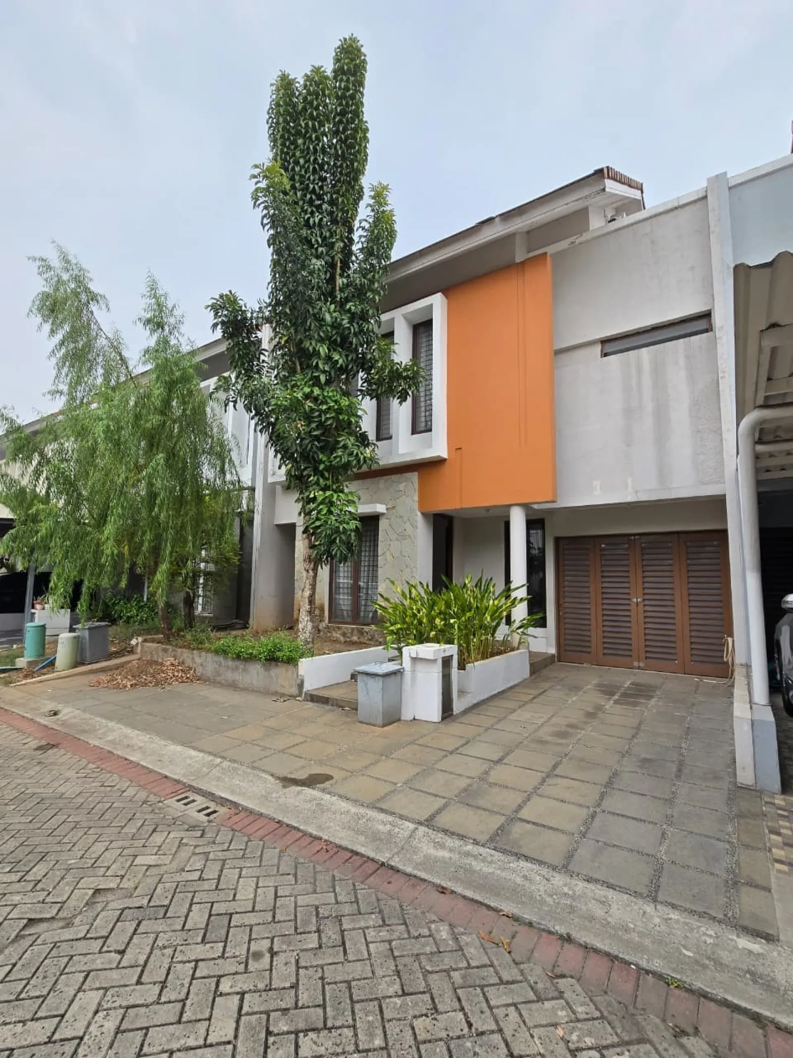 Rumah Dijual di Discovery Bintaro, 2 Lantai dengan Garasi dan Carport Luas