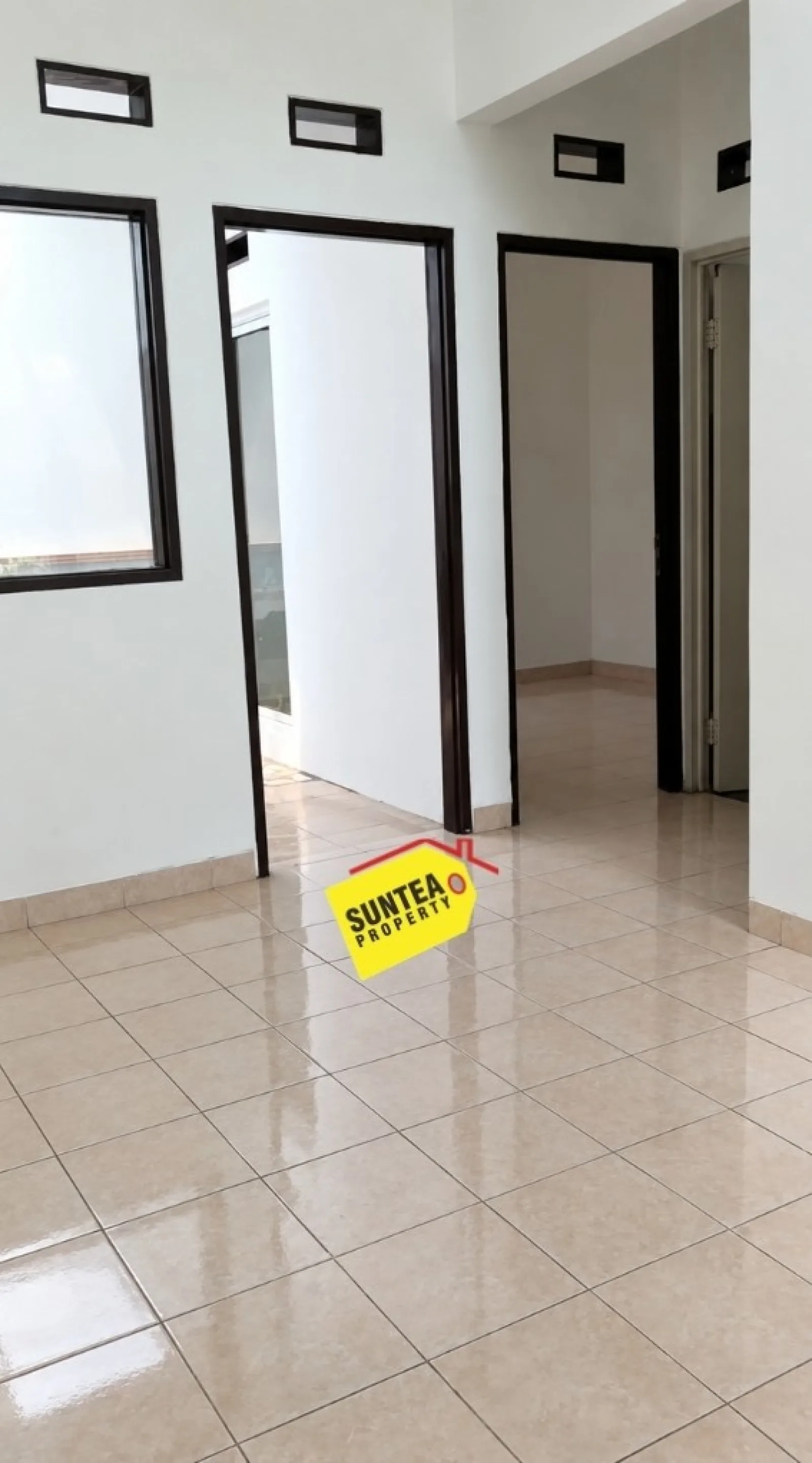 Rumah Dijual di Graha Raya, 1 Lantai dengan Halaman Luas dan SHM