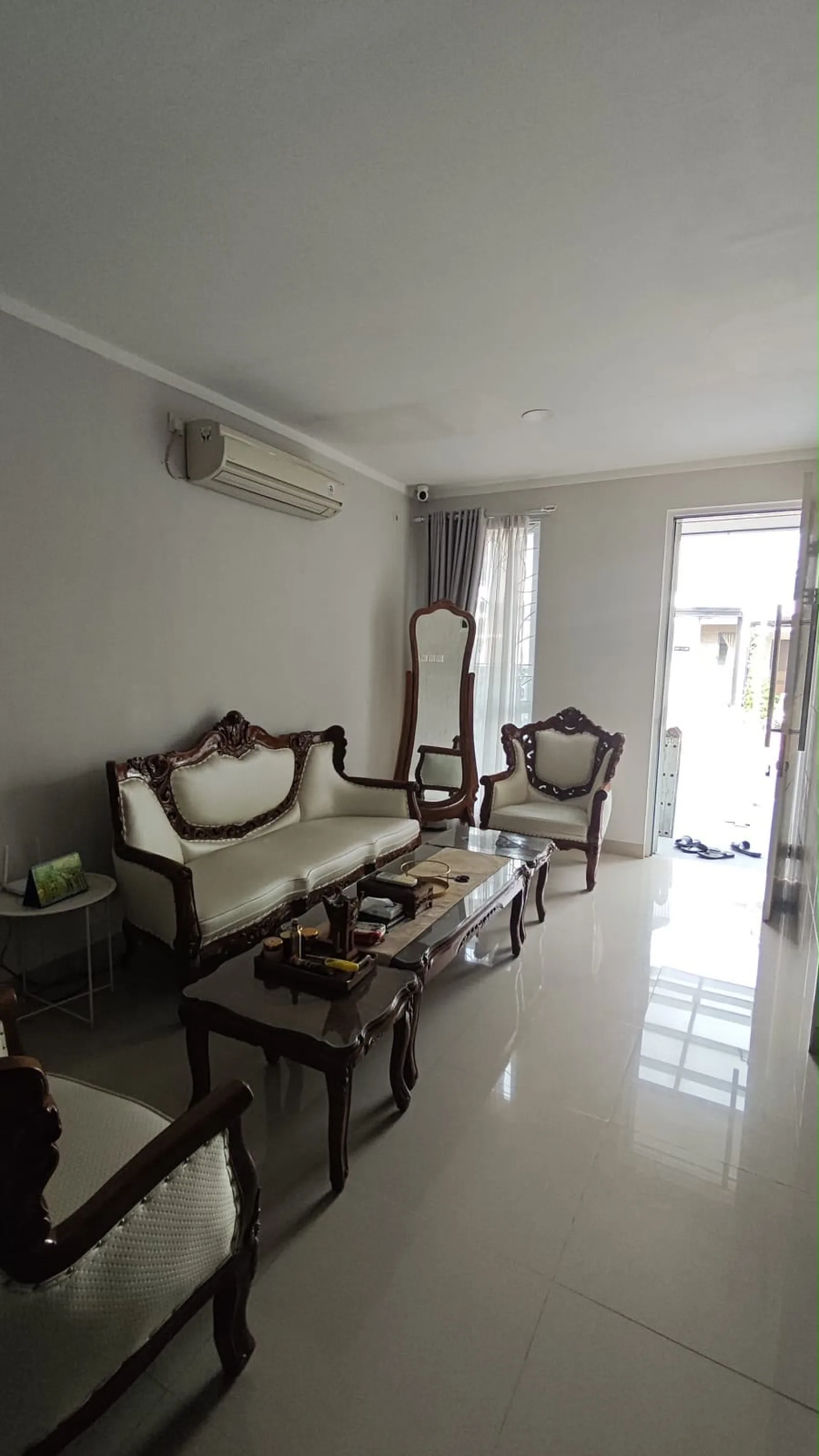 Disewakan Rumah di Kebayoran Bintaro, 2 Lantai Semi Furnished Siap Huni