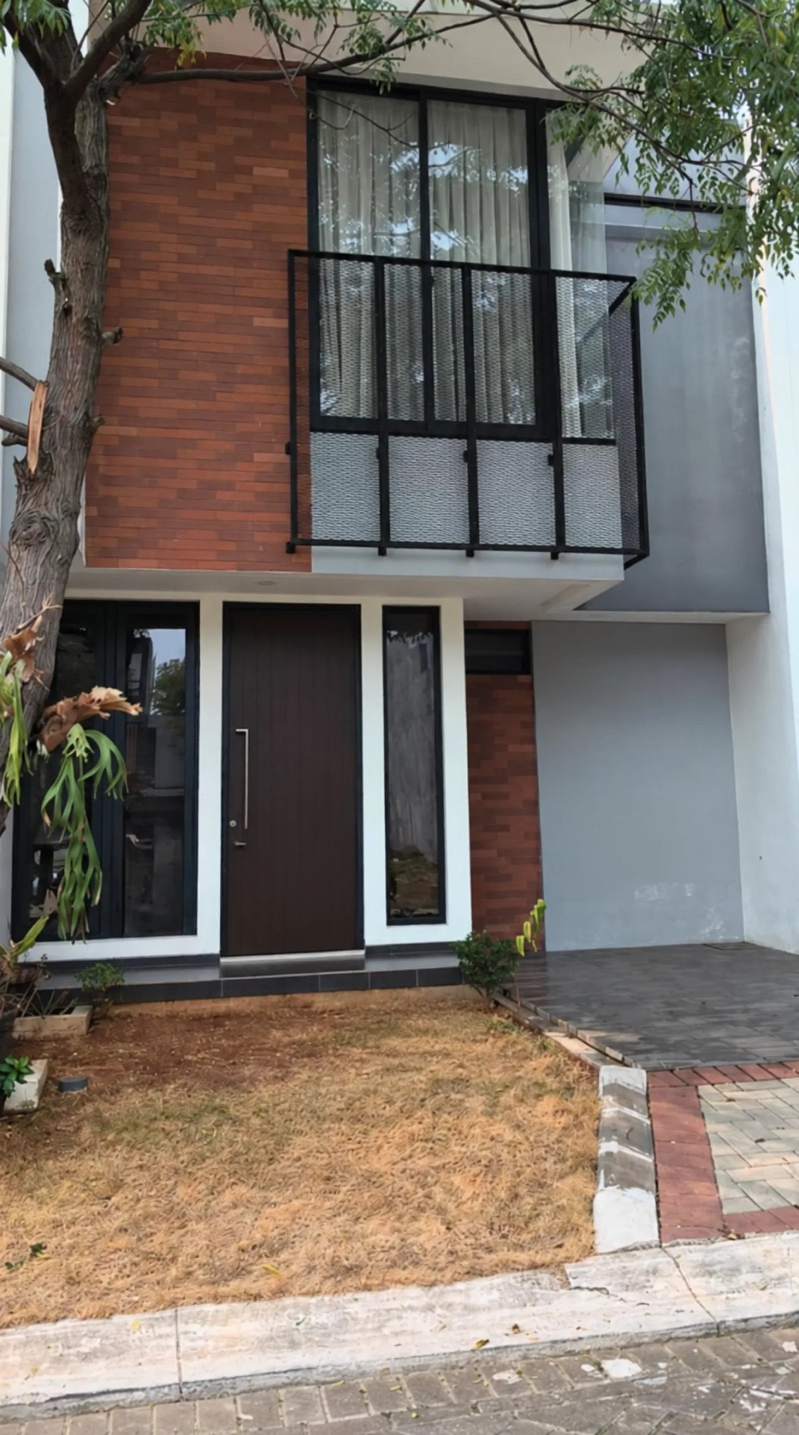 Rumah Dijual di Graha Raya Bintaro, 2 Lantai Siap Huni dengan Walk-in Closet dan SHM