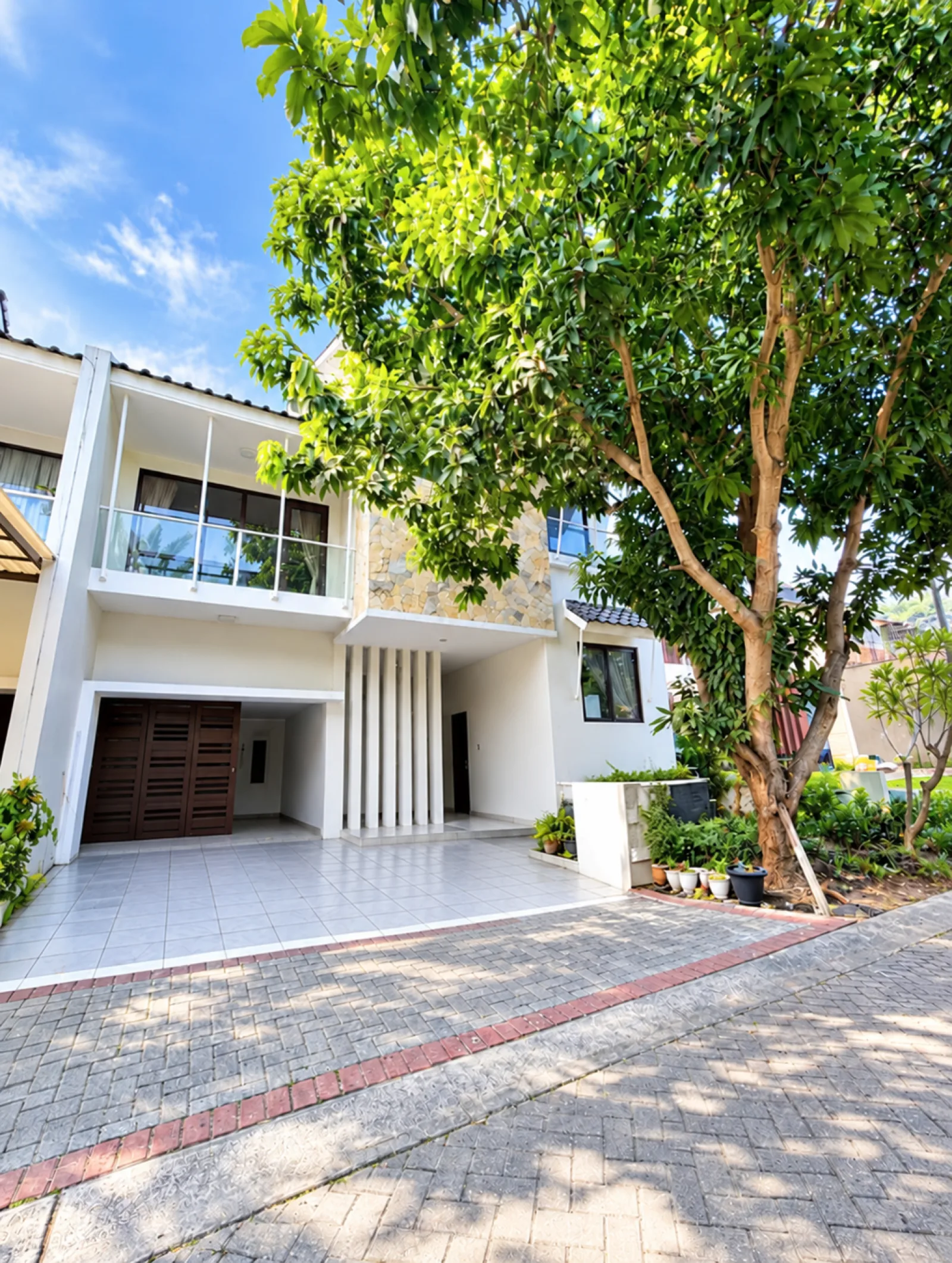Rumah Dijual di Kebayoran Bintaro, 2 Lantai SHM dengan Garasi dan Carport Luas
