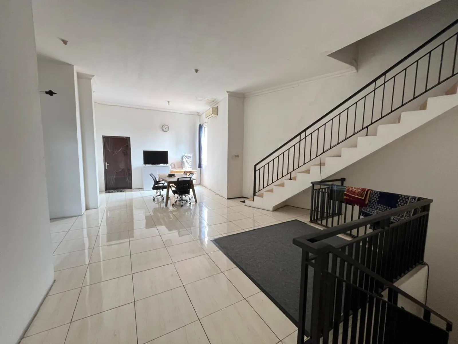 Ruko Dijual di Bintaro, 2 Lantai dengan Area Parkir Luas dan SHM