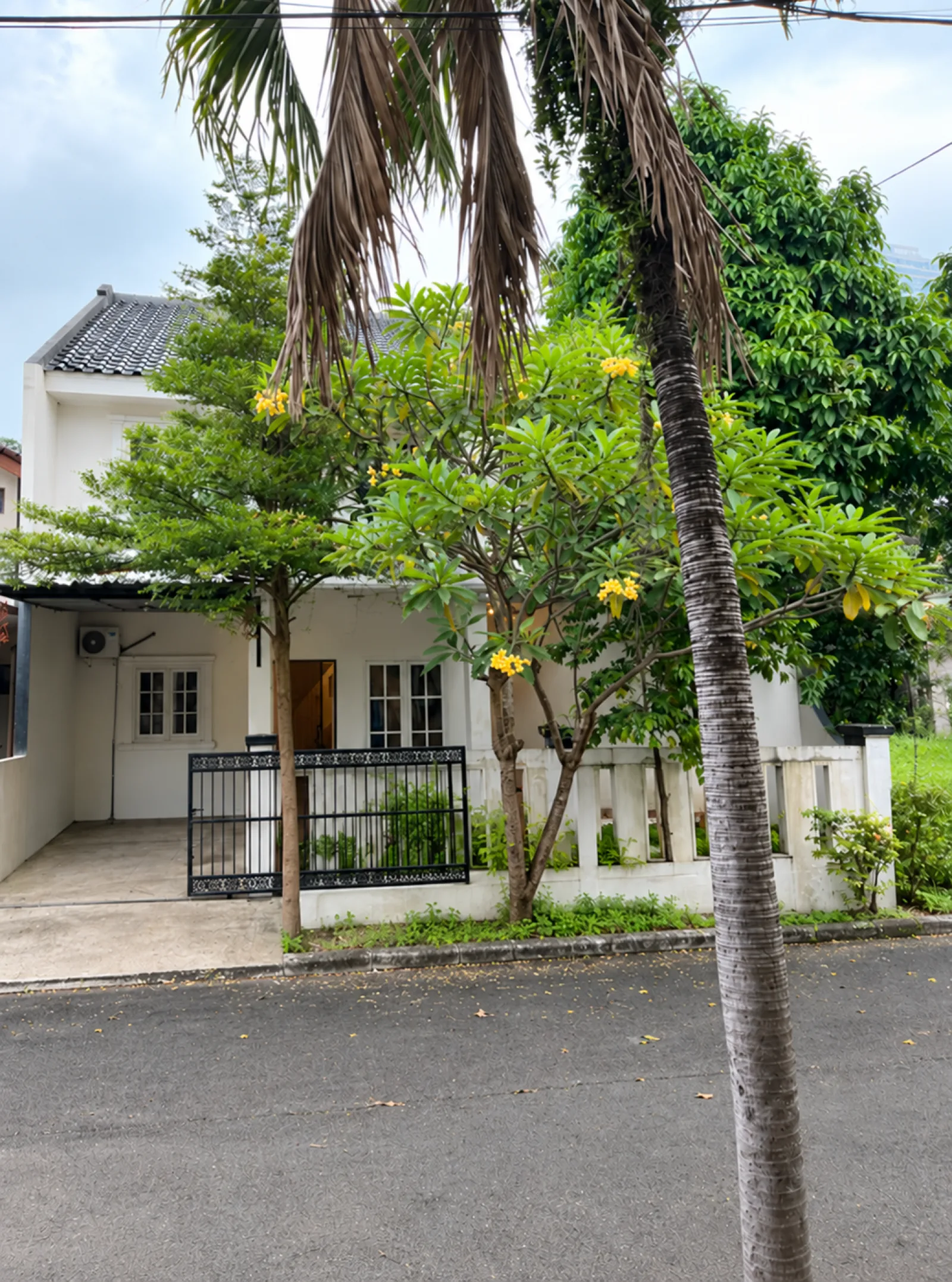 Disewakan Rumah di Bintaro Sektor 9, 2 Lantai dengan Garasi dan SHM