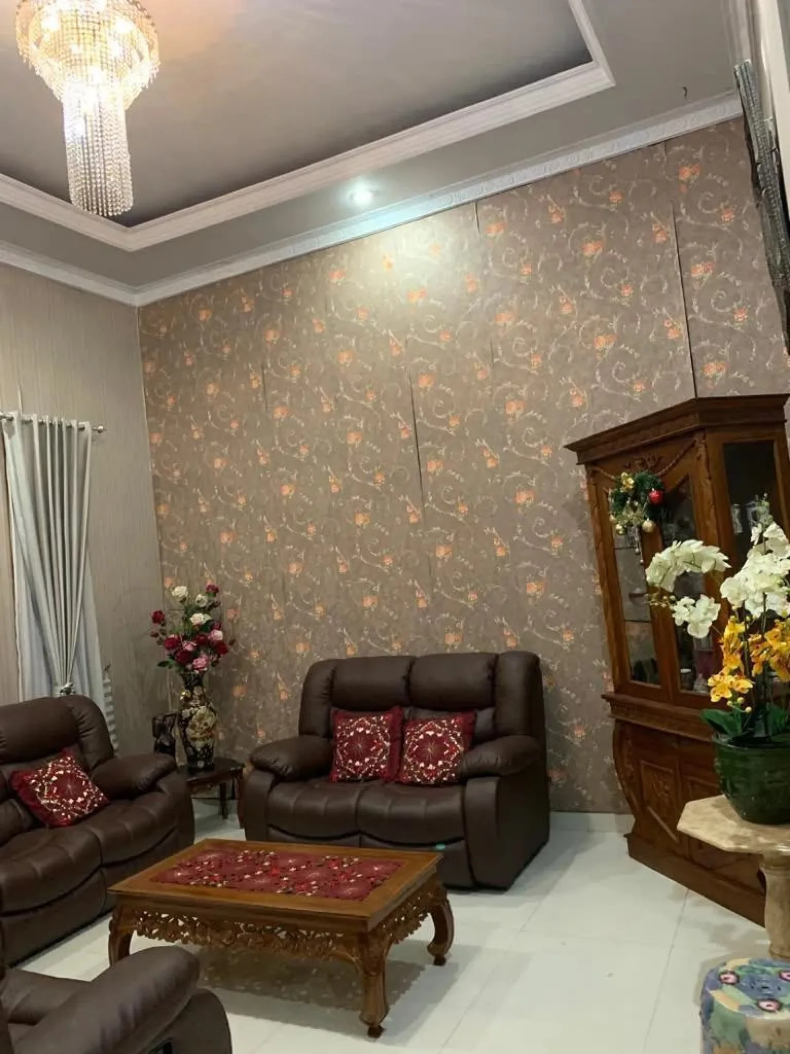 Rumah Dijual di Graha Raya, 2 Lantai dengan SHM dan Carport 2 Mobil