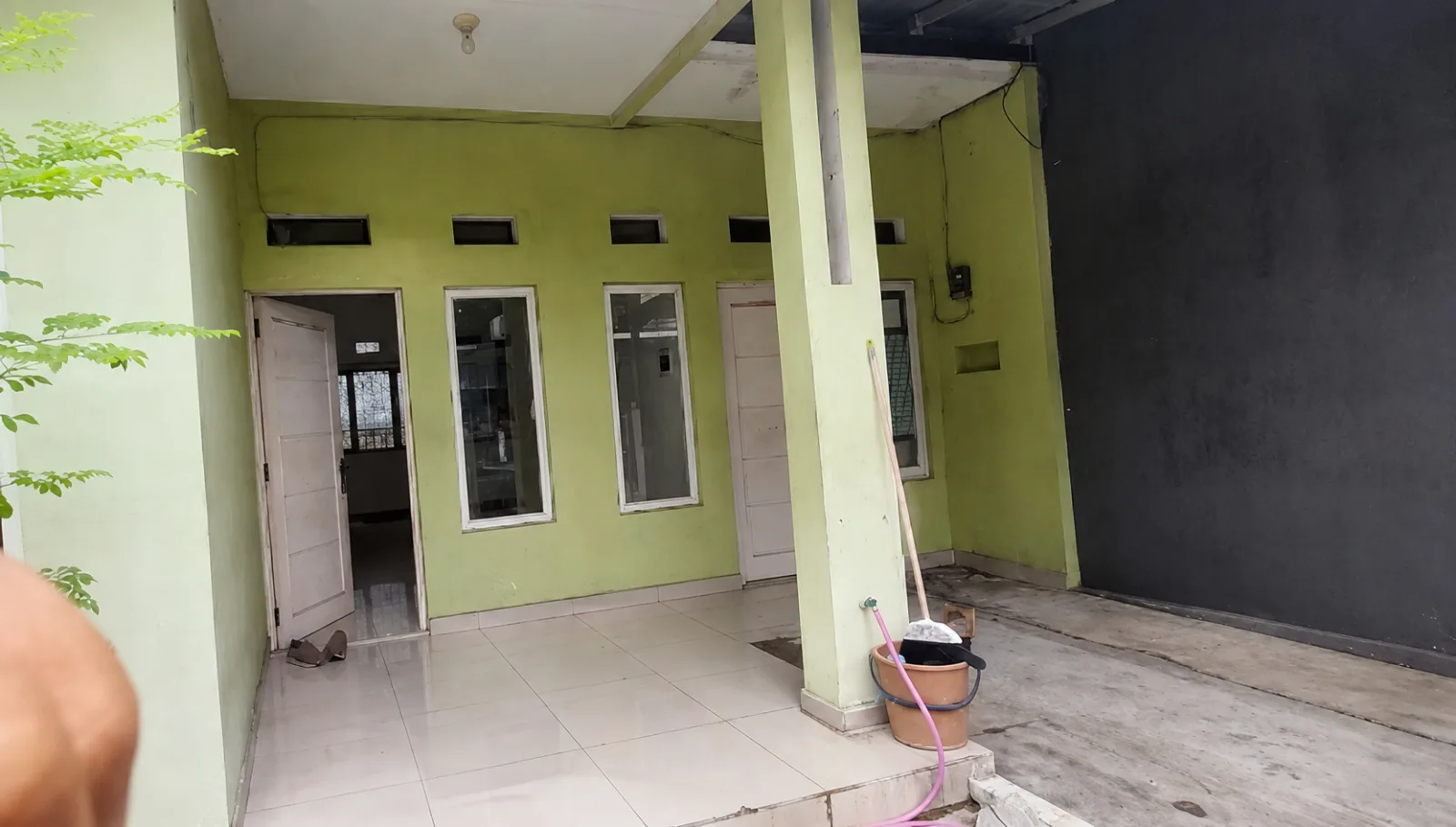 Disewakan Rumah di Graha Bintaro, 1 Lantai dengan Carport 2 Mobil dan SHM