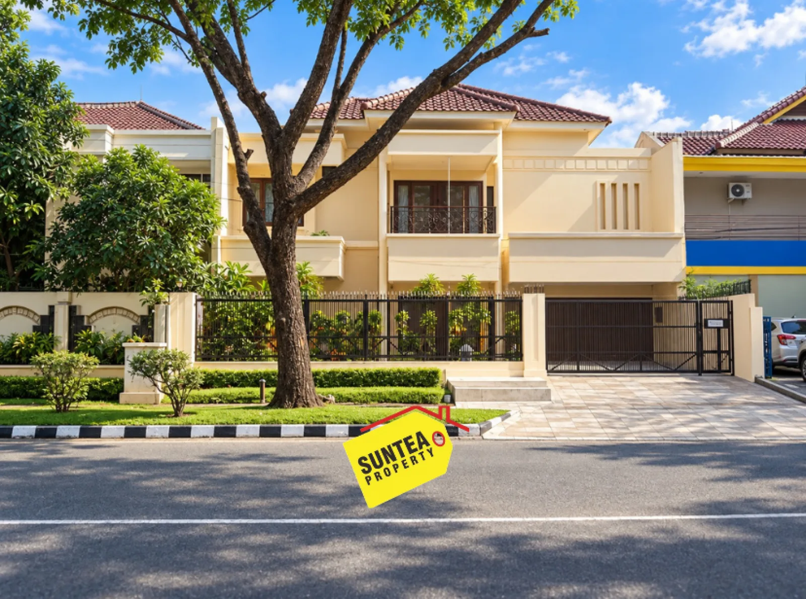 Rumah Mewah Dijual di Bintaro Sektor 7, Bangunan Luas dengan Garasi dan Carport 4 Mobil