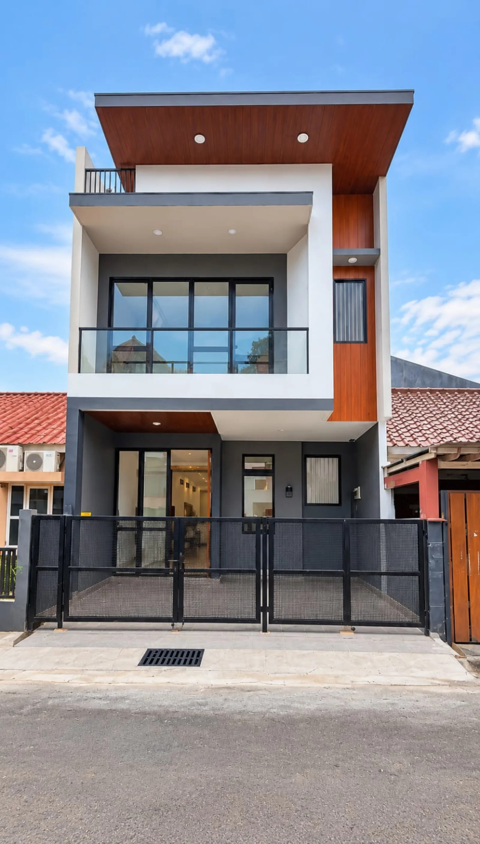 Rumah Dijual di Graha Bintaro, 2 Lantai dengan 4+1 Kamar Tidur dan SHM