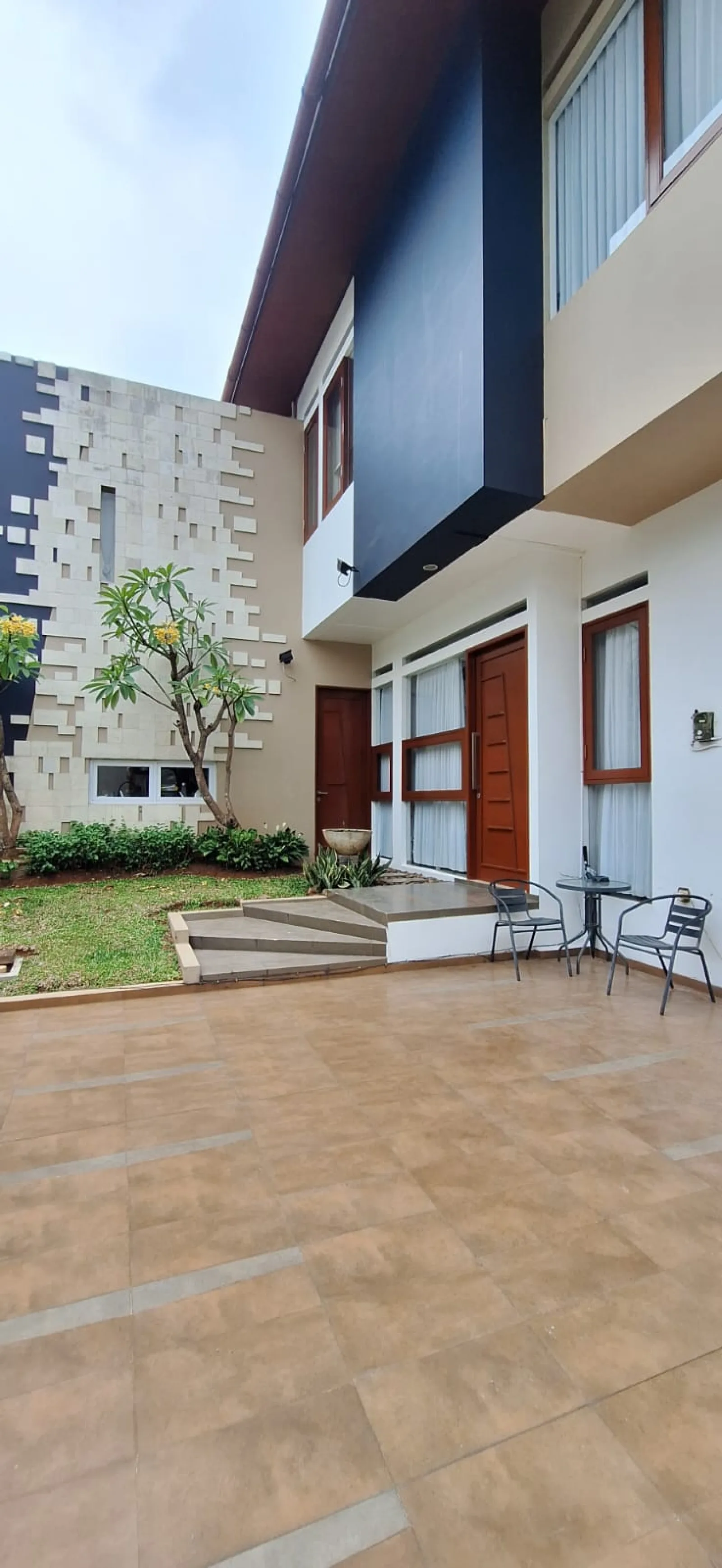 Rumah Dijual di Graha Bintaro, 2 Lantai dengan SHM dan Listrik Besar