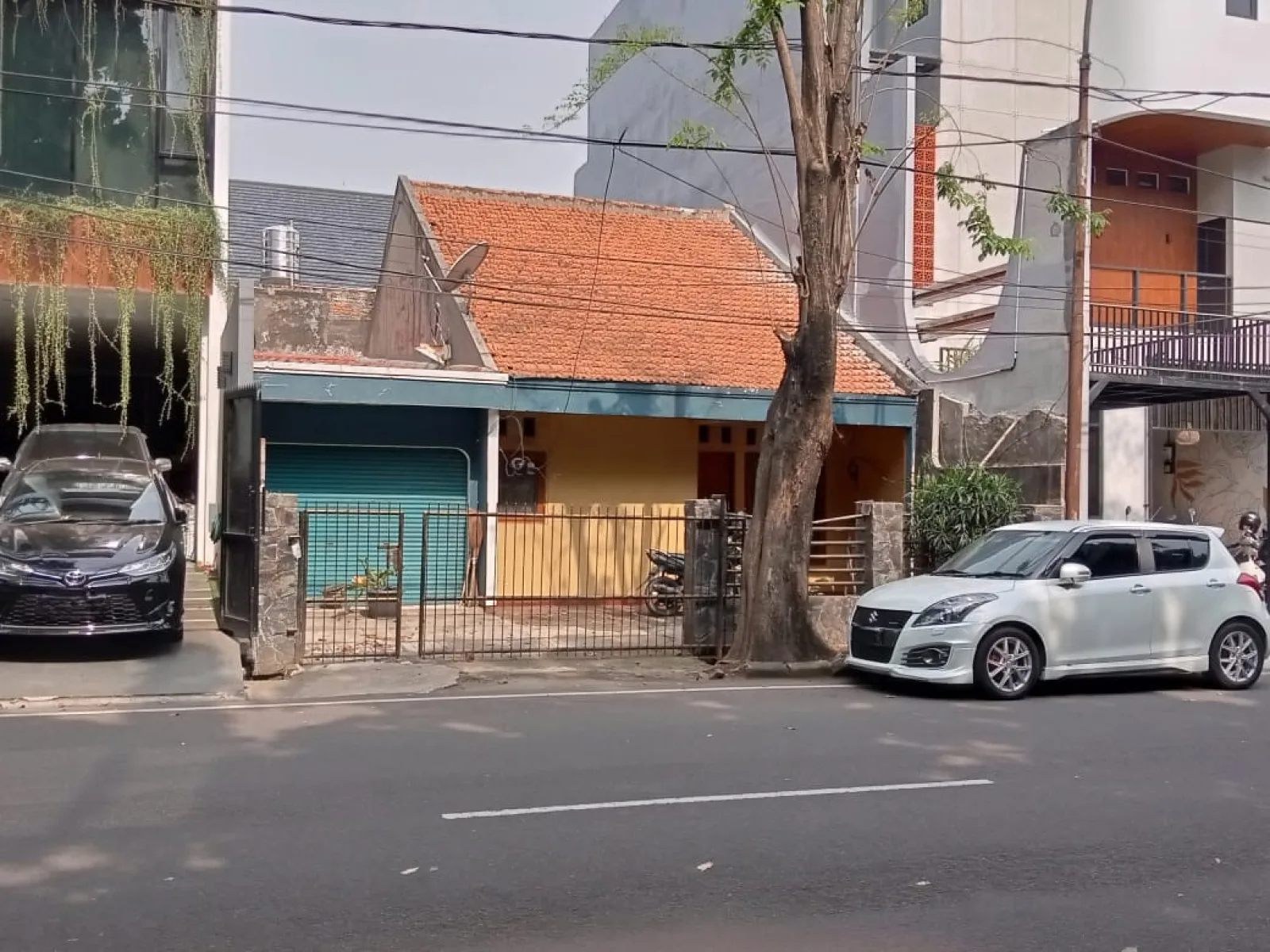 Rumah Dijual di Bintaro Sektor 1, Tanah Luas dengan Sertifikat SHM