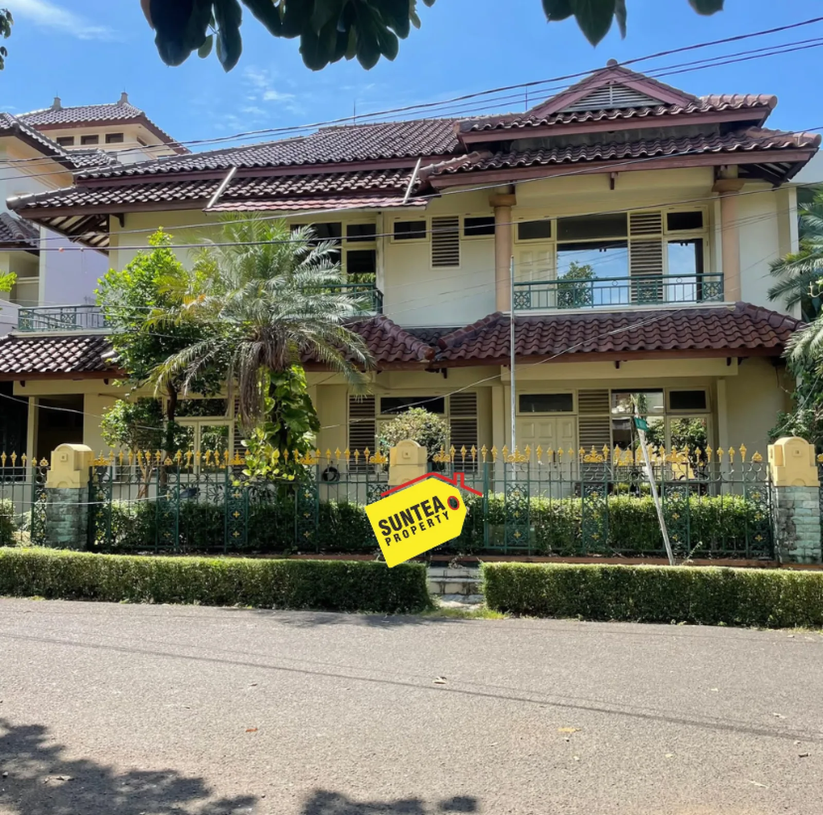 Rumah Mewah Dijual di Bintaro Sektor 1, Tanah Luas dengan Private Swimming Pool dan SHM