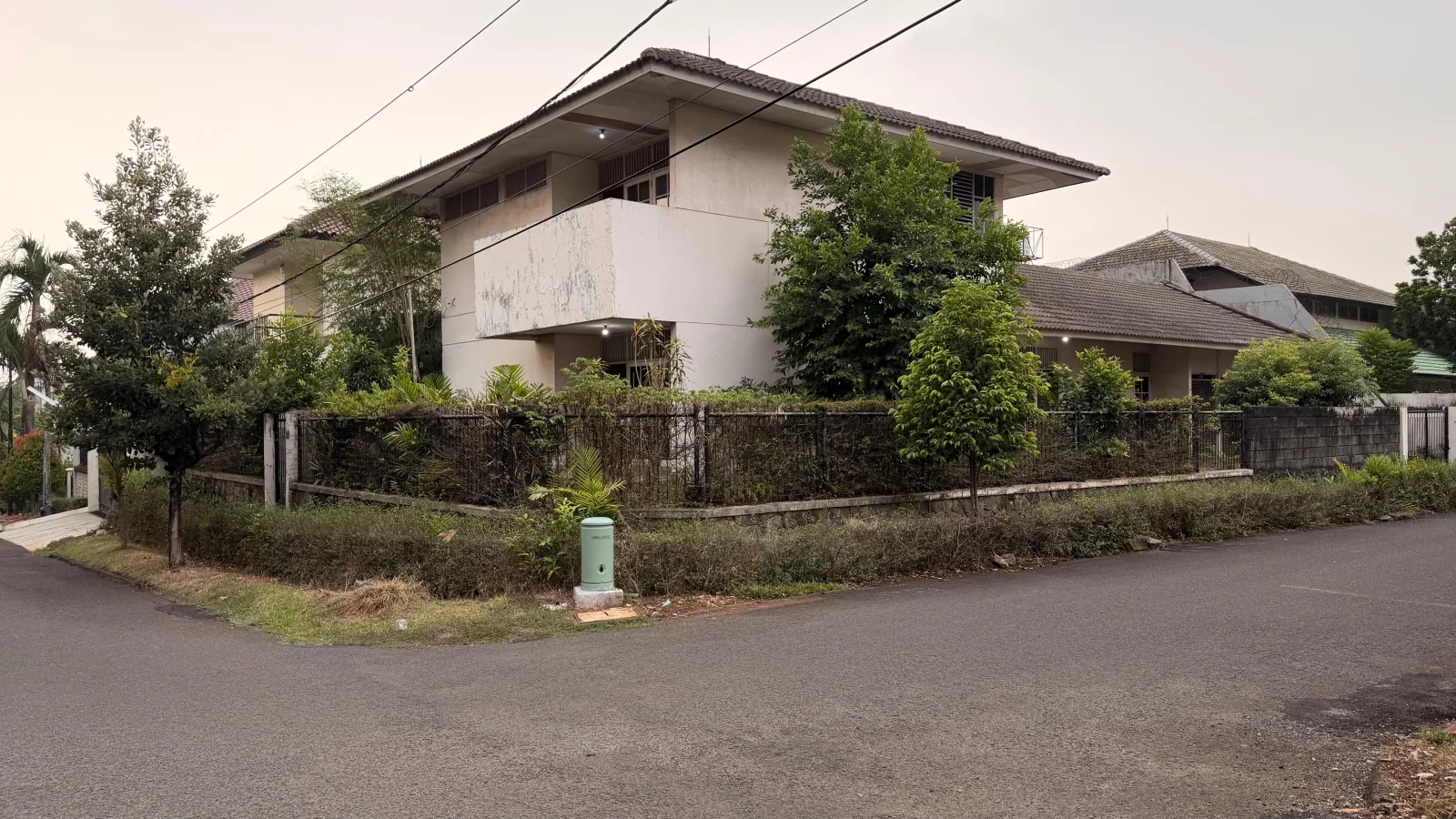 Rumah Dijual di Bintaro Sektor 1, Tanah Luas dengan Kitchen Set dan Water Heater