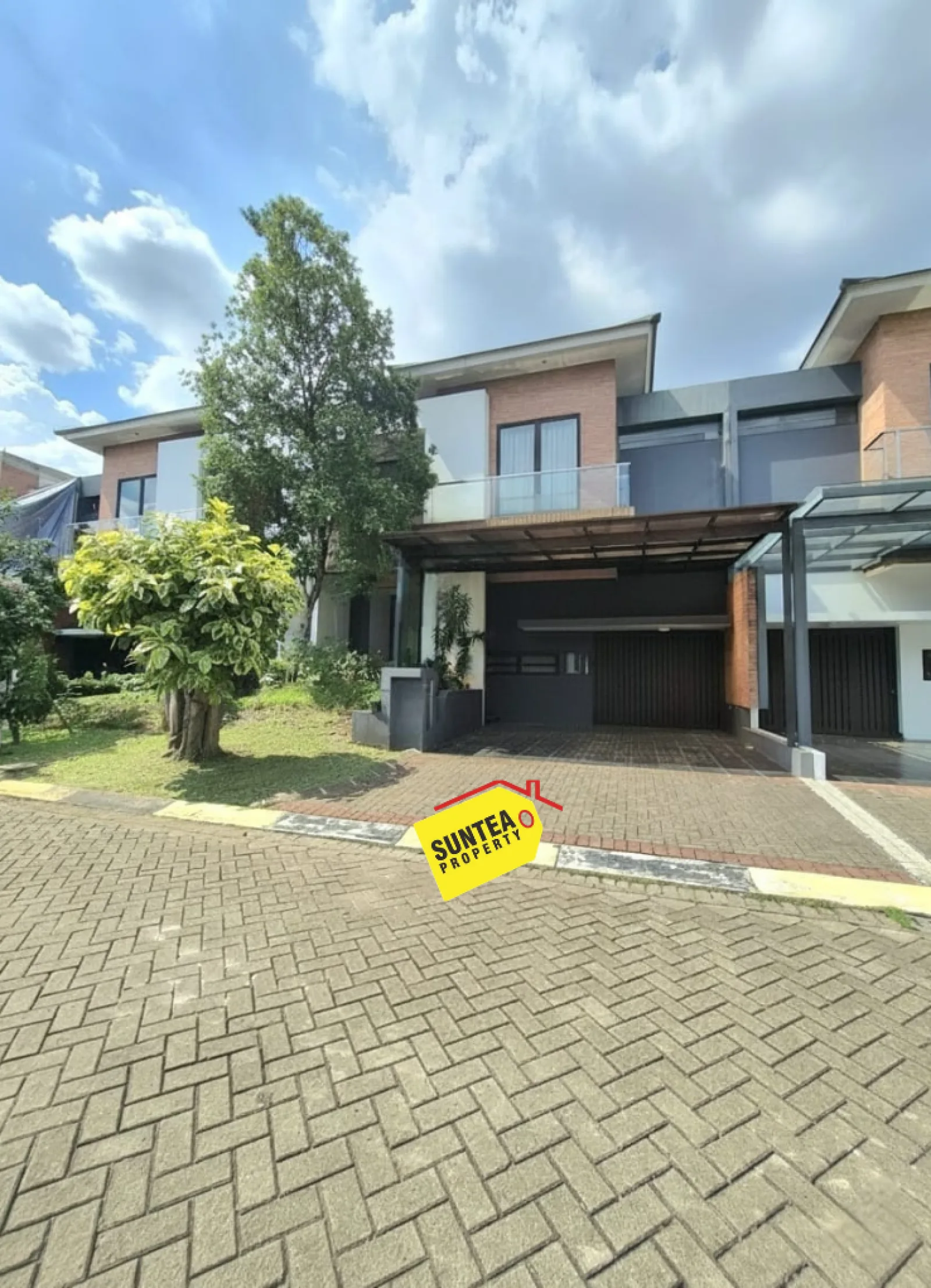Disewakan Rumah di Discovery Bintaro, 2 Lantai dengan Garasi dan Carport Luas